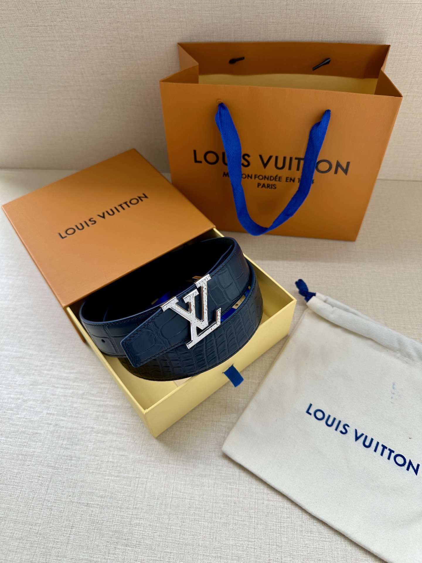  Louis Vuitton 采用进口头层牛皮压鳄鱼肚皮搭配精致电镀钢扣头.底皮原版头层牛皮宽3.5cm