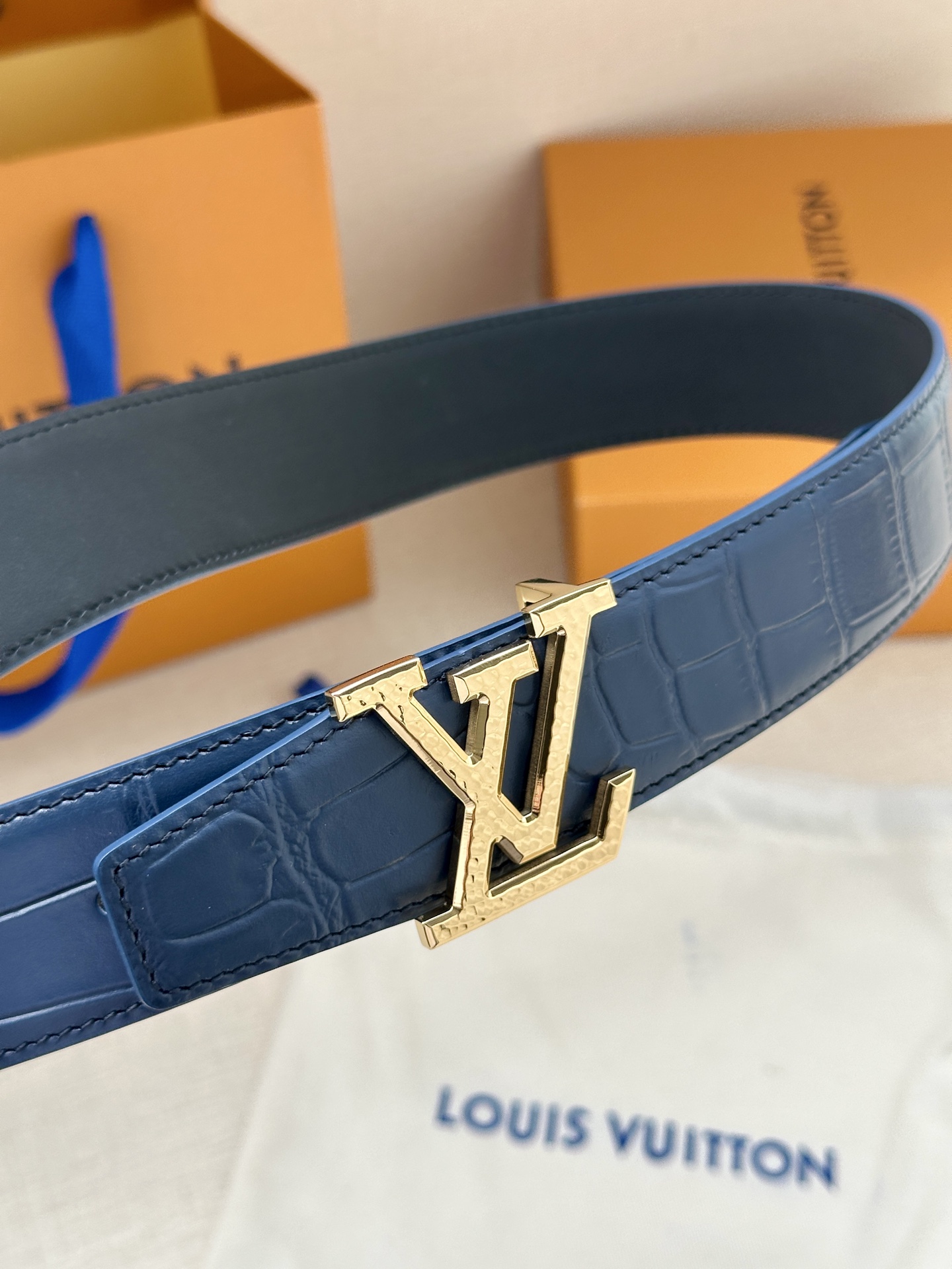  Louis Vuitton 采用进口头层牛皮压鳄鱼肚皮搭配精致电镀钢扣头.底皮原版头层牛皮宽3.5cm