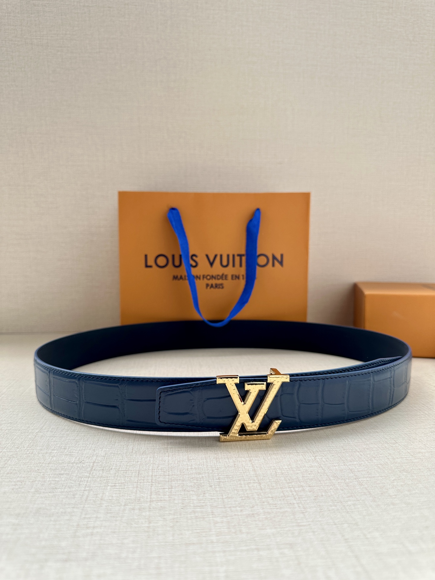  Louis Vuitton 采用进口头层牛皮压鳄鱼肚皮搭配精致电镀钢扣头.底皮原版头层牛皮宽3.5cm