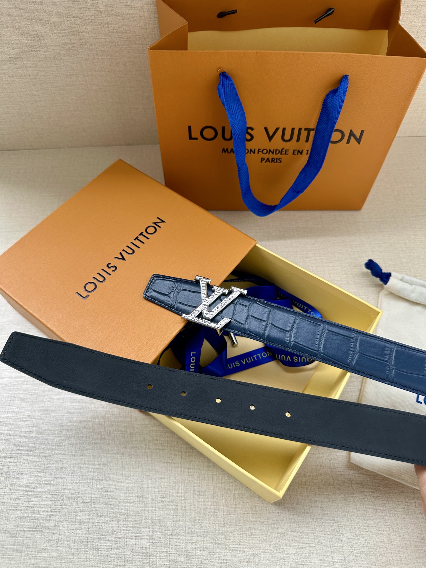  Louis Vuitton 采用进口头层牛皮压鳄鱼肚皮搭配精致电镀钢扣头.底皮原版头层牛皮宽3.5cm