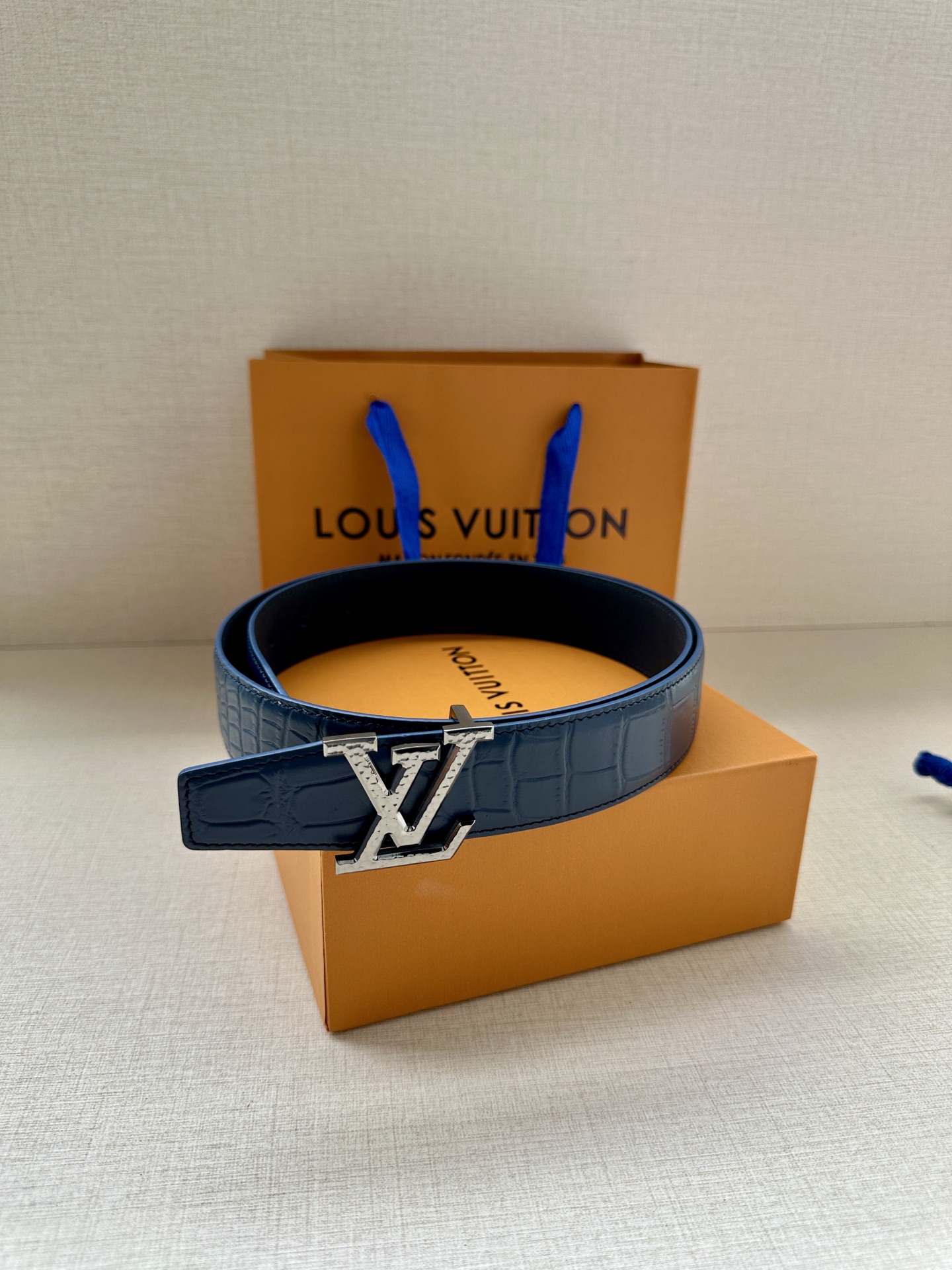  Louis Vuitton 采用进口头层牛皮压鳄鱼肚皮搭配精致电镀钢扣头.底皮原版头层牛皮宽3.5cm