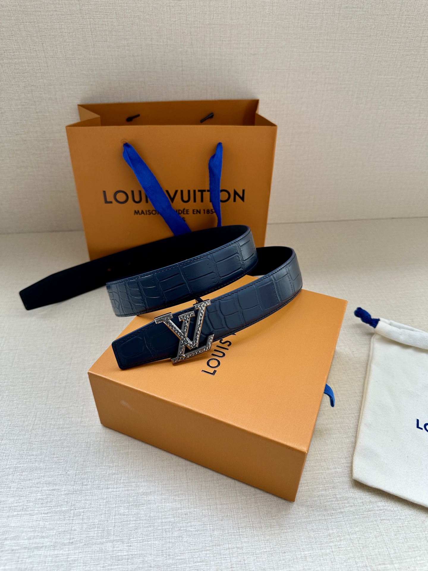  Louis Vuitton 采用进口头层牛皮压鳄鱼肚皮搭配精致电镀钢扣头.底皮原版头层牛皮宽3.5cm