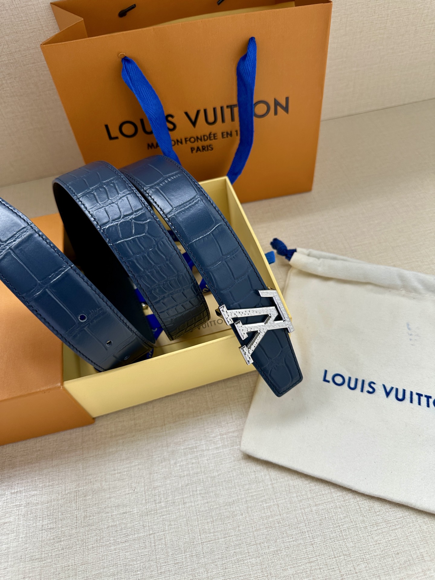 Louis Vuitton 采用进口头层牛皮压鳄鱼肚皮搭配精致电镀钢扣头.底皮原版头层牛皮宽3.5cm