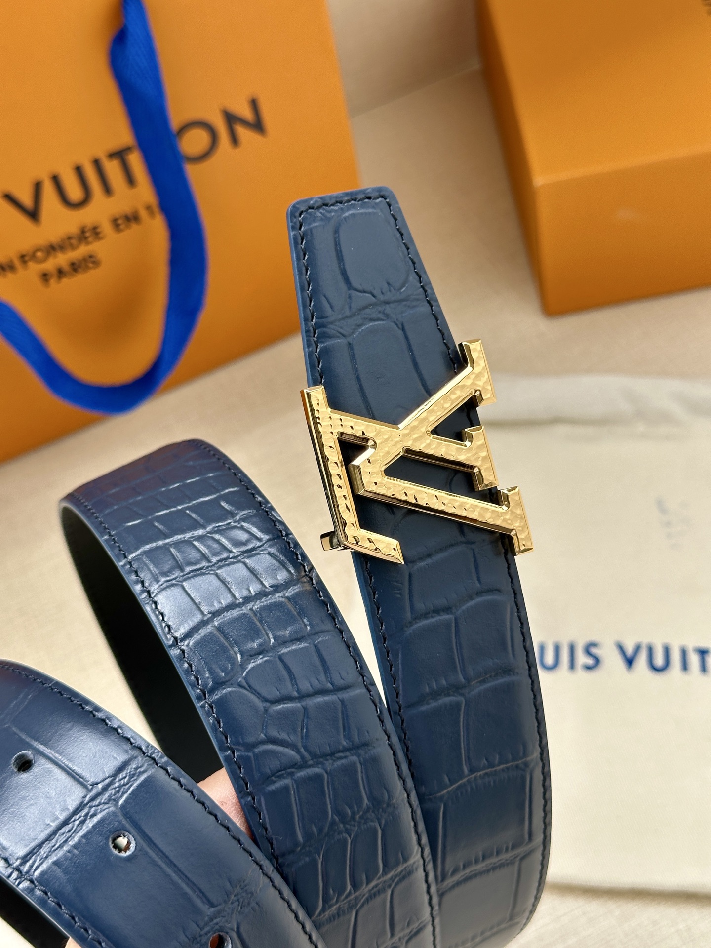  Louis Vuitton 采用进口头层牛皮压鳄鱼肚皮搭配精致电镀钢扣头.底皮原版头层牛皮宽3.5cm