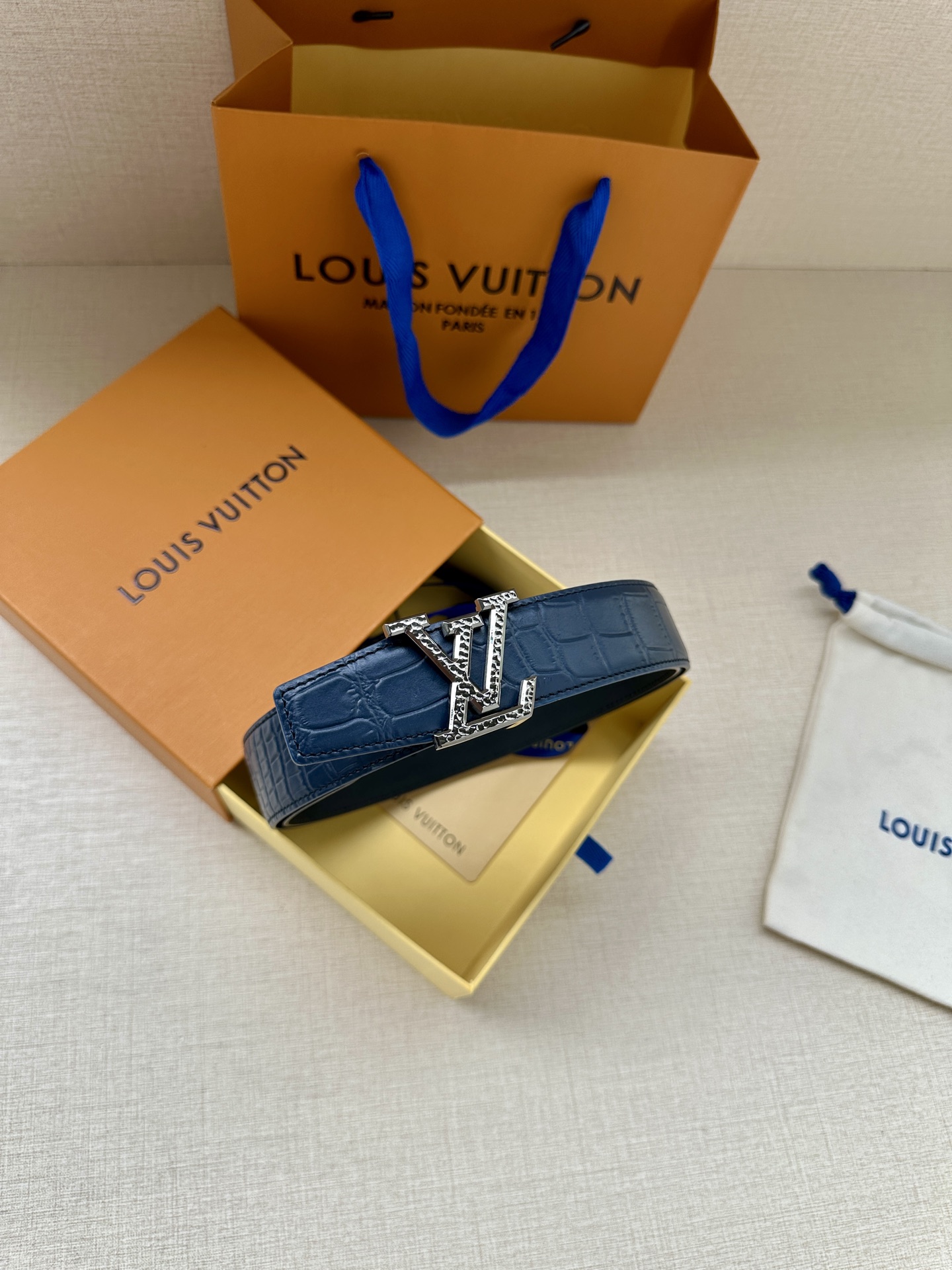  Louis Vuitton 采用进口头层牛皮压鳄鱼肚皮搭配精致电镀钢扣头.底皮原版头层牛皮宽3.5cm