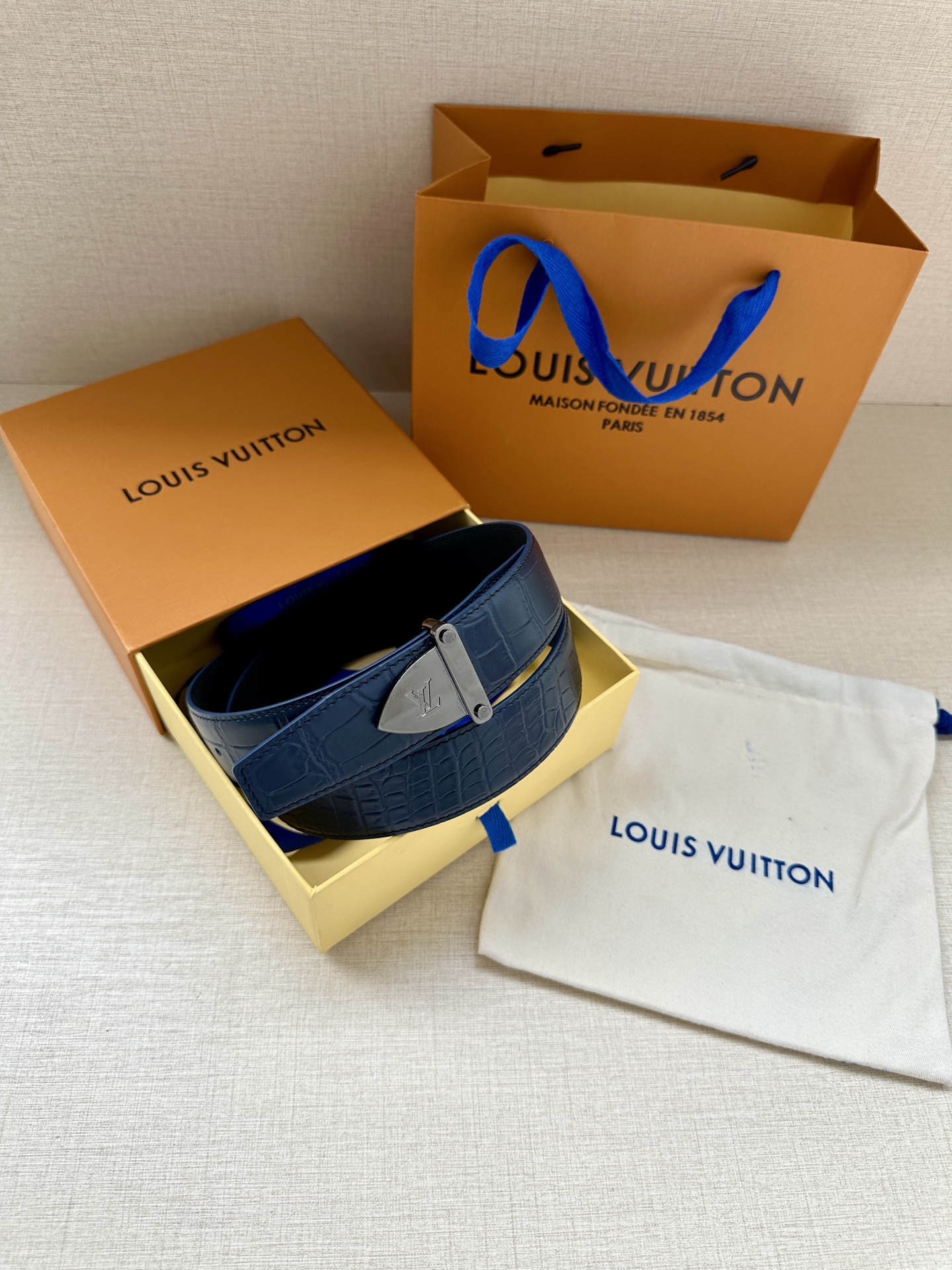 Louis Vuitton 采用进口头层牛皮压鳄鱼肚皮搭配精致电镀钢扣头.底皮原版头层牛皮宽3.5cm