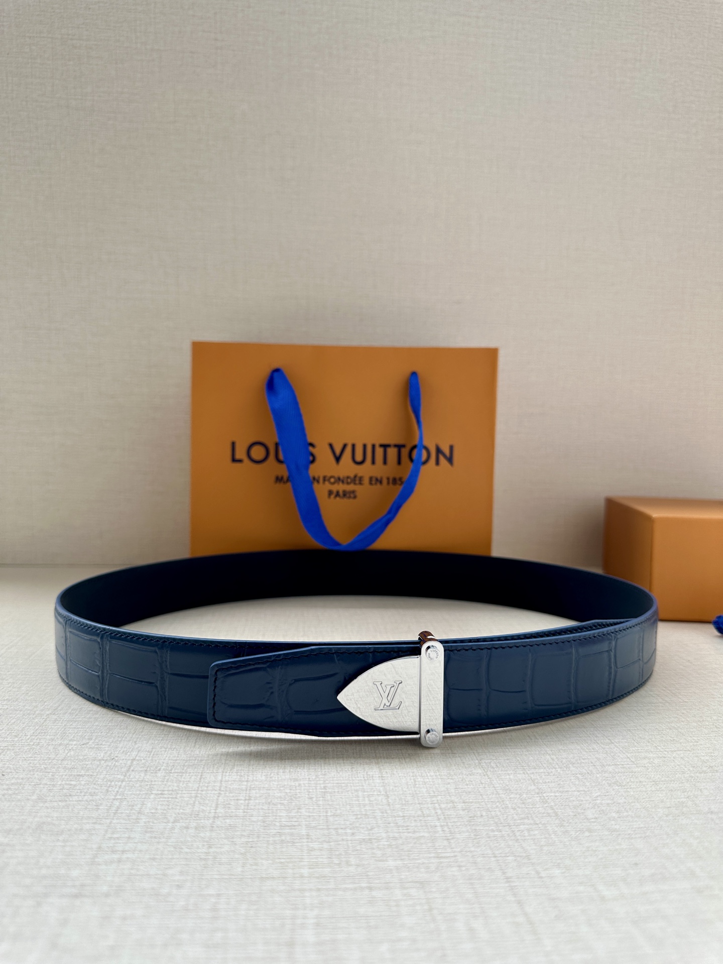  Louis Vuitton 采用进口头层牛皮压鳄鱼肚皮搭配精致电镀钢扣头.底皮原版头层牛皮宽3.5cm
