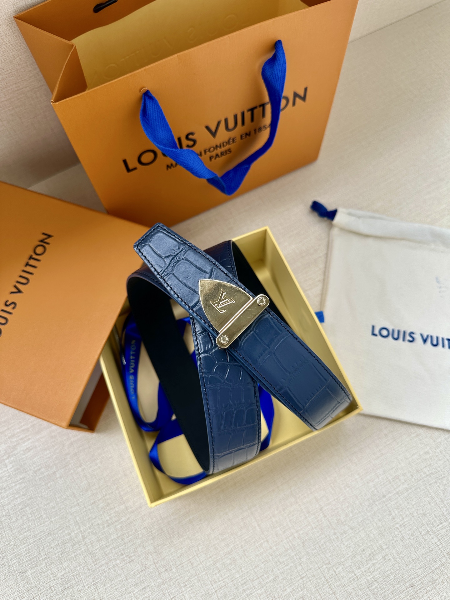  Louis Vuitton 采用进口头层牛皮压鳄鱼肚皮搭配精致电镀钢扣头.底皮原版头层牛皮宽3.5cm