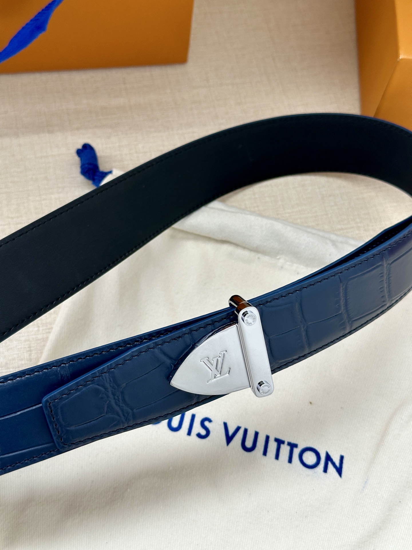  Louis Vuitton 采用进口头层牛皮压鳄鱼肚皮搭配精致电镀钢扣头.底皮原版头层牛皮宽3.5cm