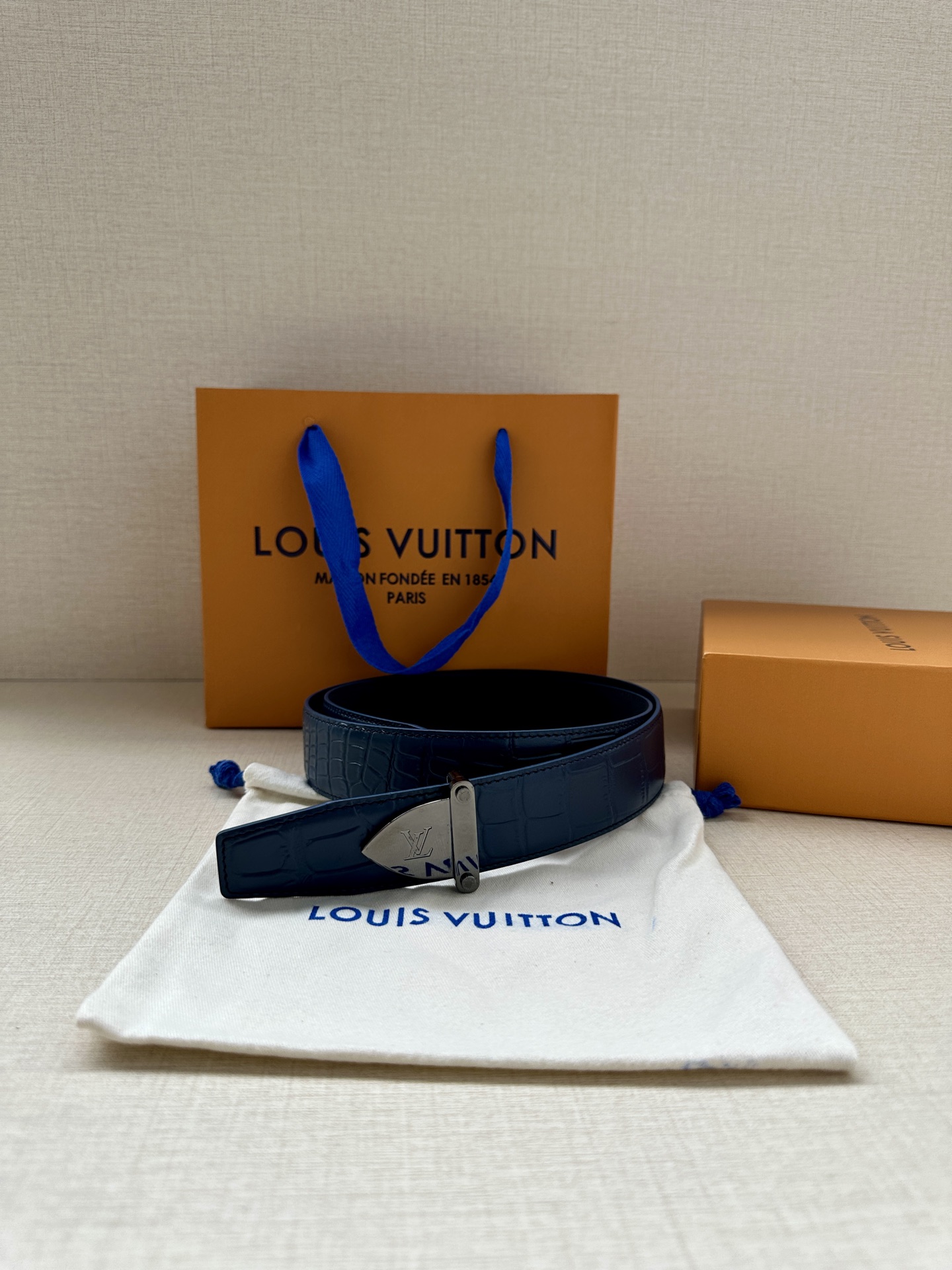  Louis Vuitton 采用进口头层牛皮压鳄鱼肚皮搭配精致电镀钢扣头.底皮原版头层牛皮宽3.5cm