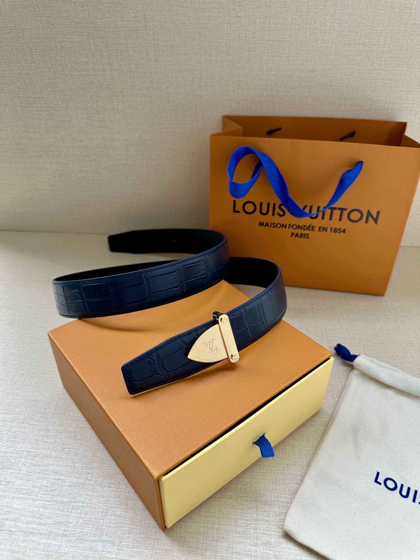  Louis Vuitton 采用进口头层牛皮压鳄鱼肚皮搭配精致电镀钢扣头.底皮原版头层牛皮宽3.5cm