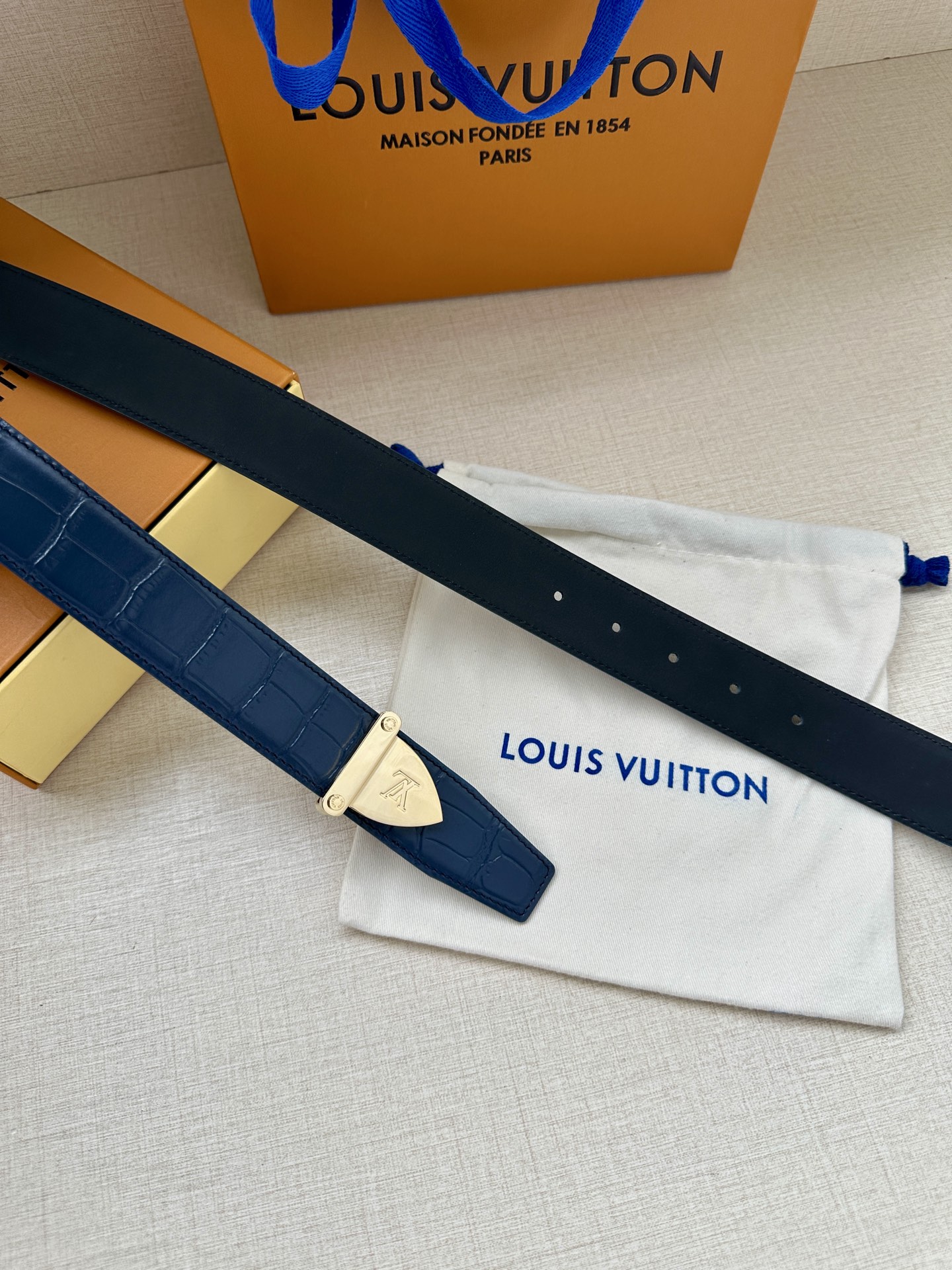  Louis Vuitton 采用进口头层牛皮压鳄鱼肚皮搭配精致电镀钢扣头.底皮原版头层牛皮宽3.5cm