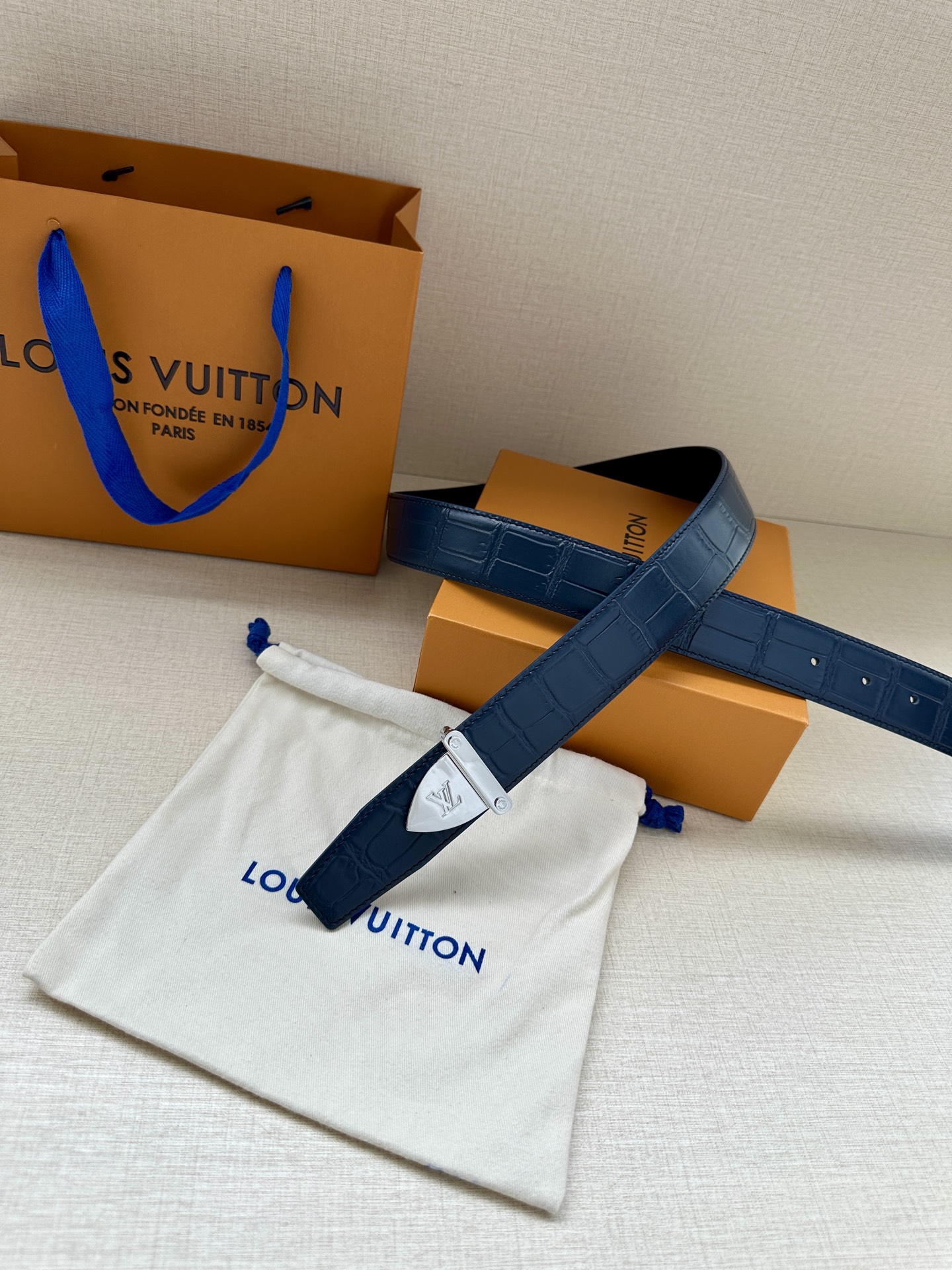  Louis Vuitton 采用进口头层牛皮压鳄鱼肚皮搭配精致电镀钢扣头.底皮原版头层牛皮宽3.5cm