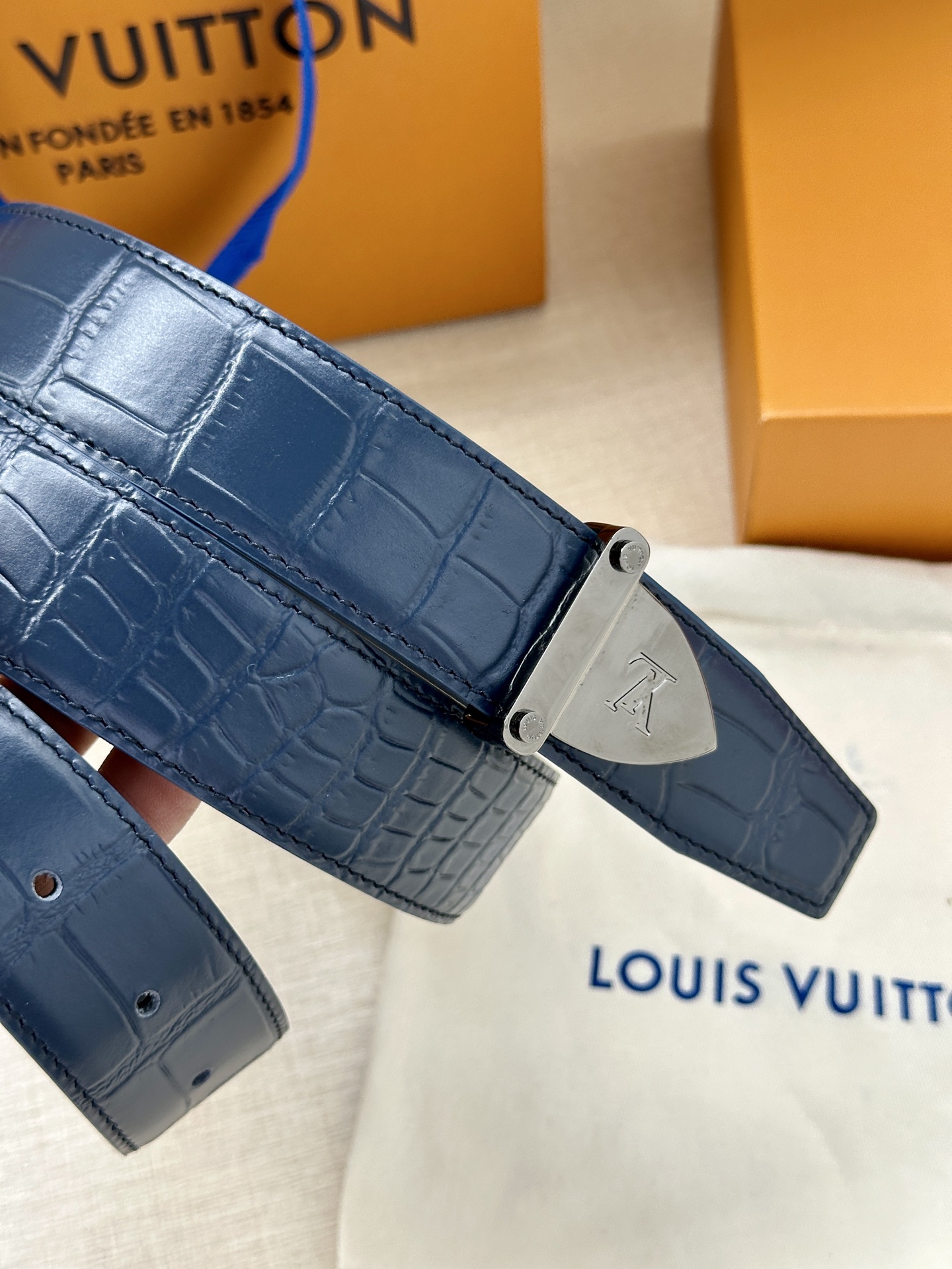  Louis Vuitton 采用进口头层牛皮压鳄鱼肚皮搭配精致电镀钢扣头.底皮原版头层牛皮宽3.5cm