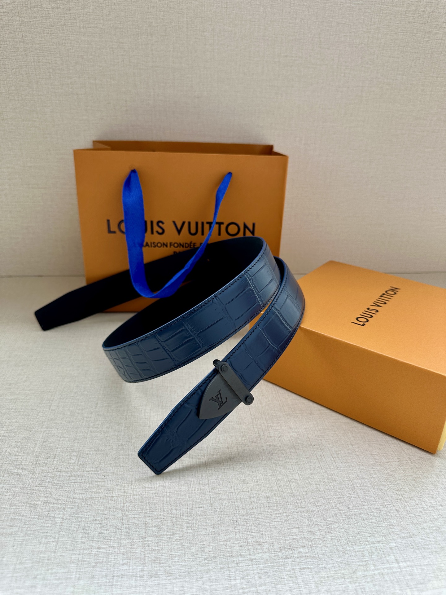  Louis Vuitton 采用进口头层牛皮压鳄鱼肚皮搭配精致电镀钢扣头.底皮原版头层牛皮宽3.5cm