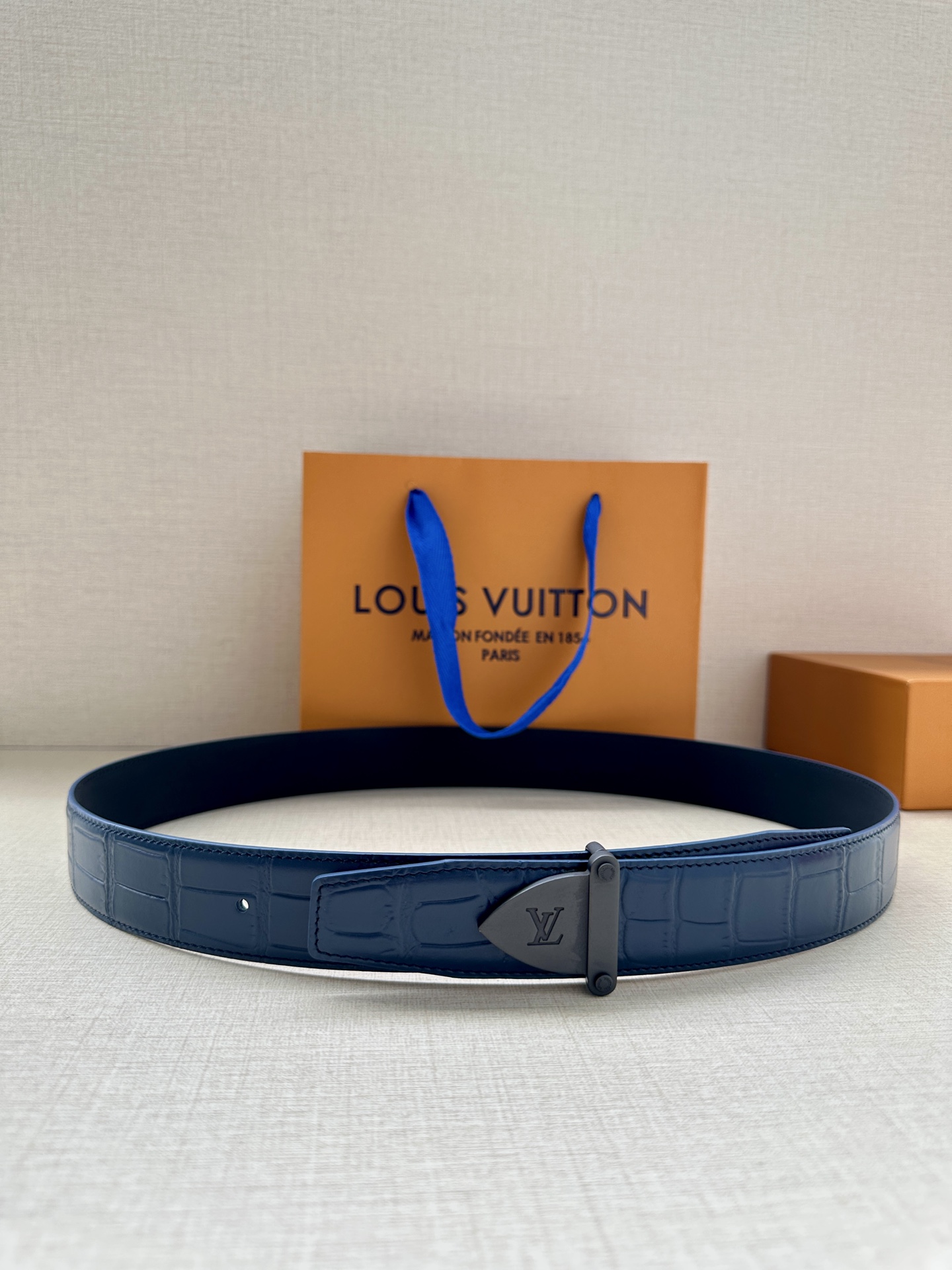  Louis Vuitton 采用进口头层牛皮压鳄鱼肚皮搭配精致电镀钢扣头.底皮原版头层牛皮宽3.5cm