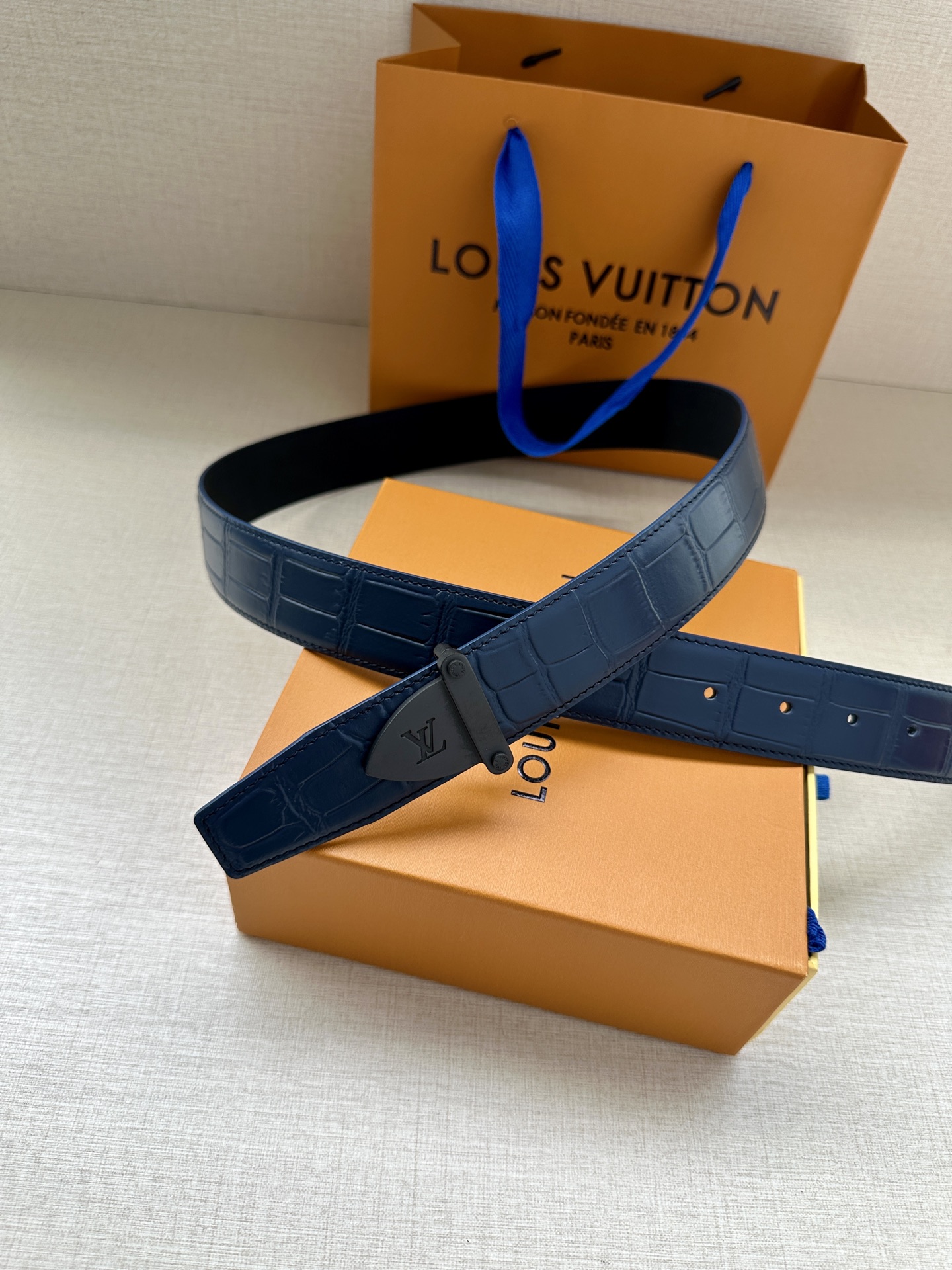  Louis Vuitton 采用进口头层牛皮压鳄鱼肚皮搭配精致电镀钢扣头.底皮原版头层牛皮宽3.5cm
