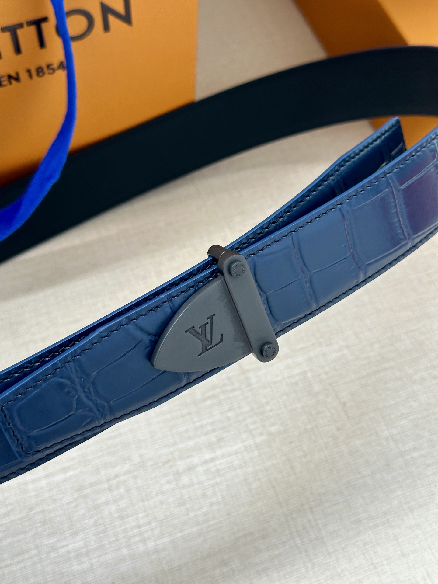  Louis Vuitton 采用进口头层牛皮压鳄鱼肚皮搭配精致电镀钢扣头.底皮原版头层牛皮宽3.5cm