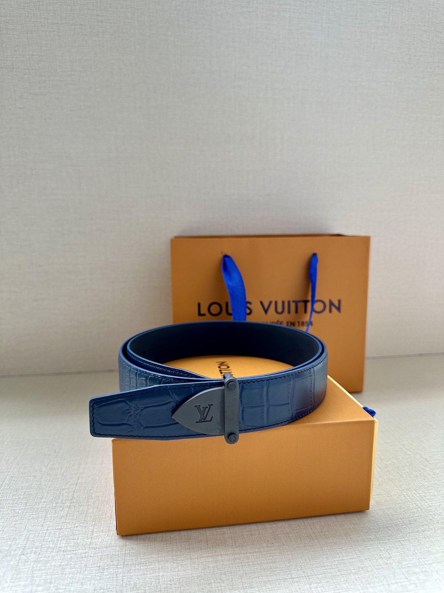  Louis Vuitton 采用进口头层牛皮压鳄鱼肚皮搭配精致电镀钢扣头.底皮原版头层牛皮宽3.5cm