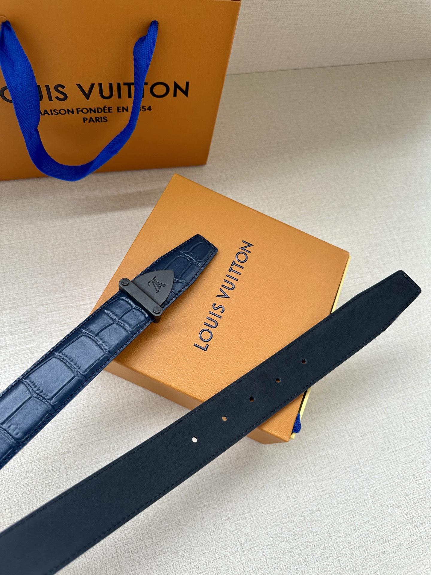  Louis Vuitton 采用进口头层牛皮压鳄鱼肚皮搭配精致电镀钢扣头.底皮原版头层牛皮宽3.5cm