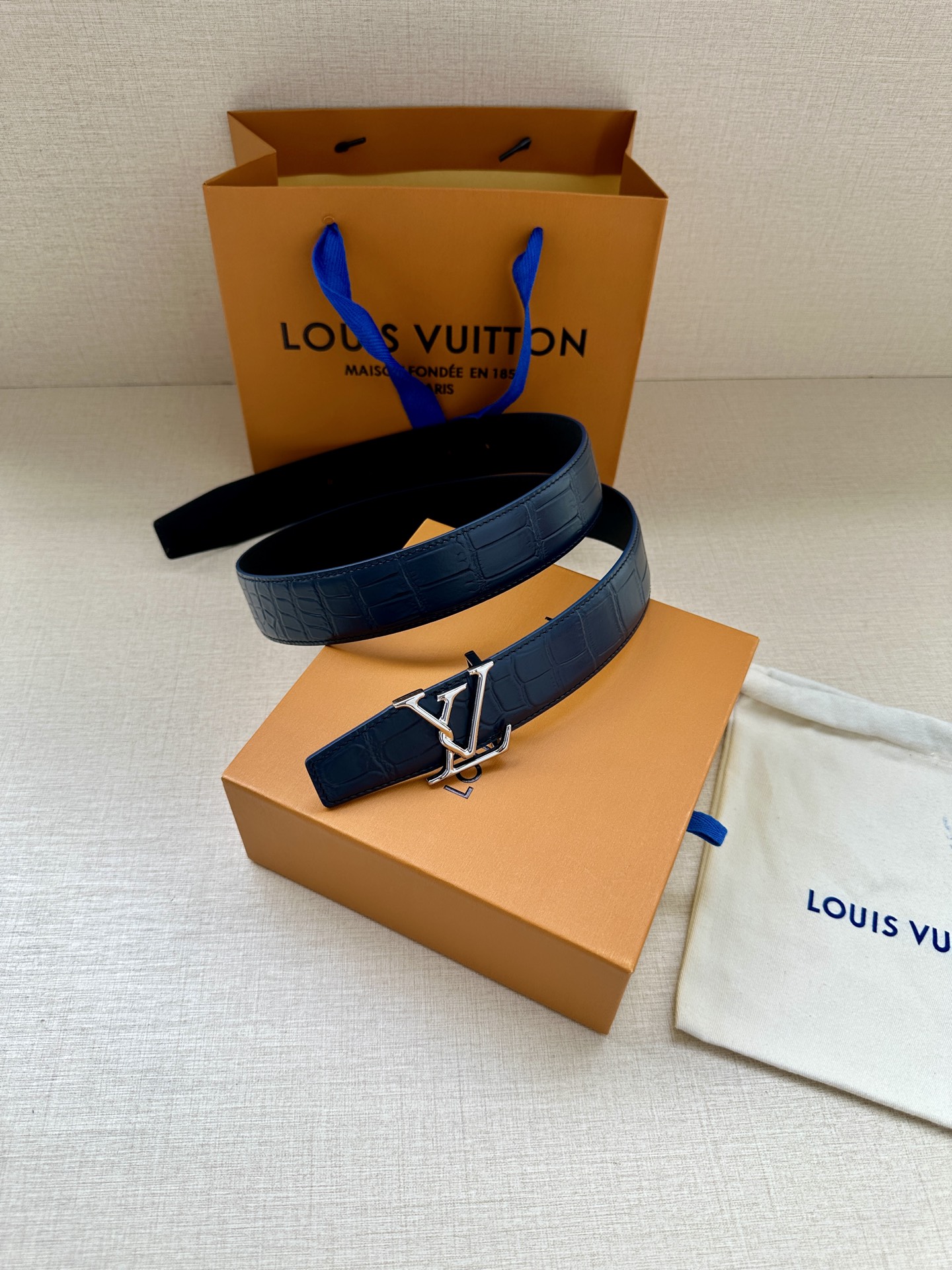  Louis Vuitton 采用进口头层牛皮压鳄鱼肚皮搭配精致电镀钢扣头.底皮原版头层牛皮宽3.5cm
