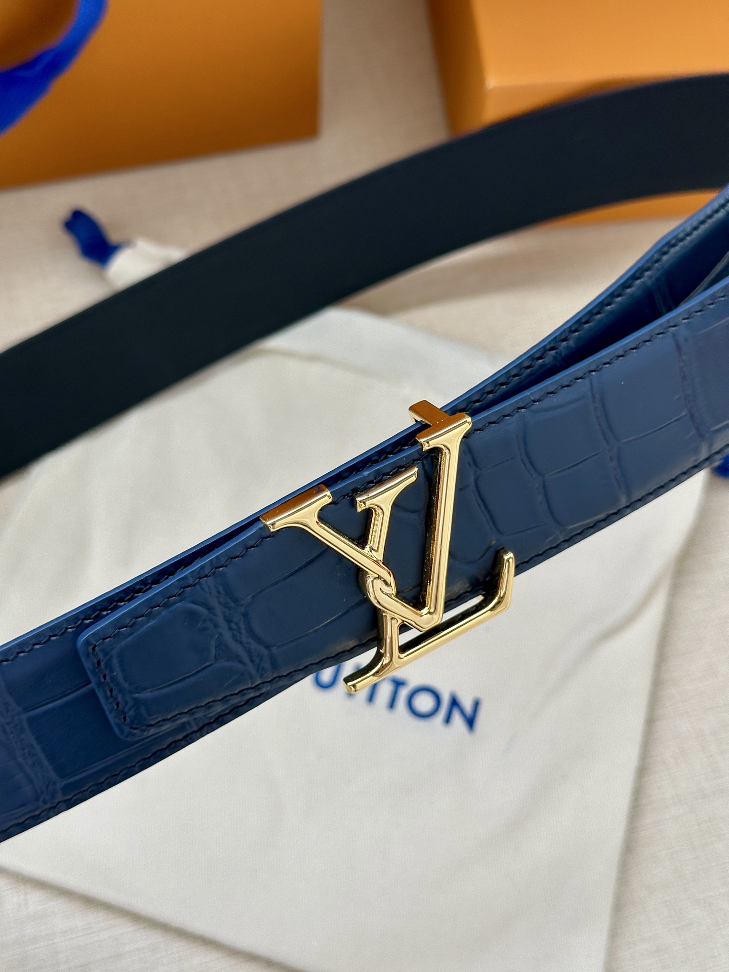  Louis Vuitton 采用进口头层牛皮压鳄鱼肚皮搭配精致电镀钢扣头.底皮原版头层牛皮宽3.5cm