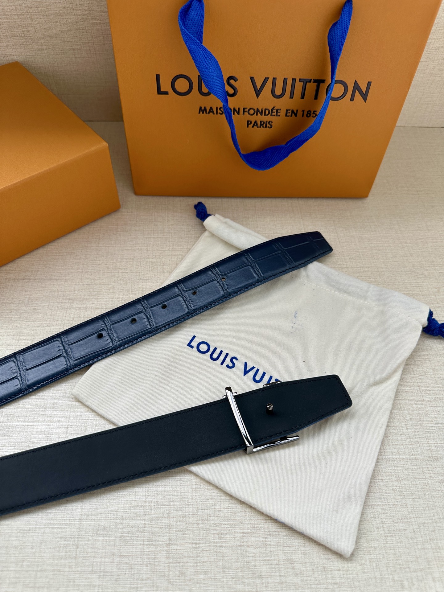  Louis Vuitton 采用进口头层牛皮压鳄鱼肚皮搭配精致电镀钢扣头.底皮原版头层牛皮宽3.5cm