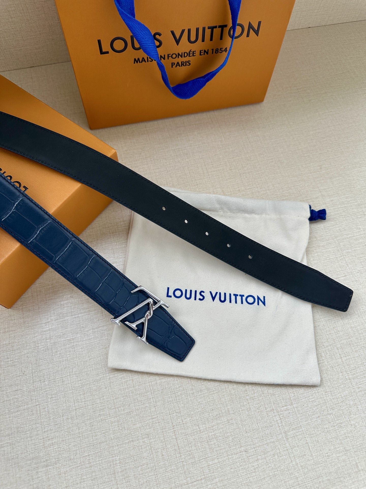 Louis Vuitton 采用进口头层牛皮压鳄鱼肚皮搭配精致电镀钢扣头.底皮原版头层牛皮宽3.5cm