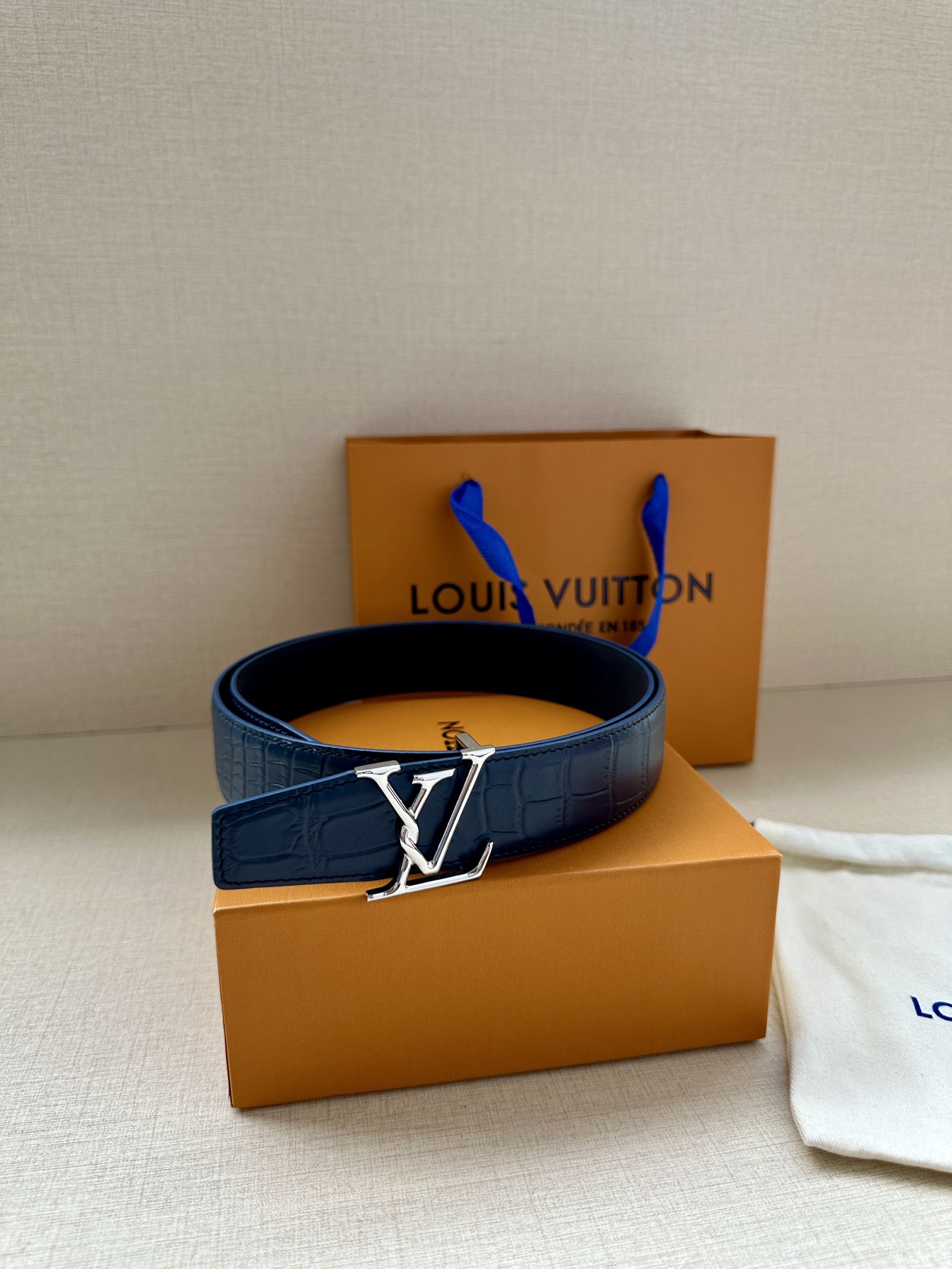  Louis Vuitton 采用进口头层牛皮压鳄鱼肚皮搭配精致电镀钢扣头.底皮原版头层牛皮宽3.5cm