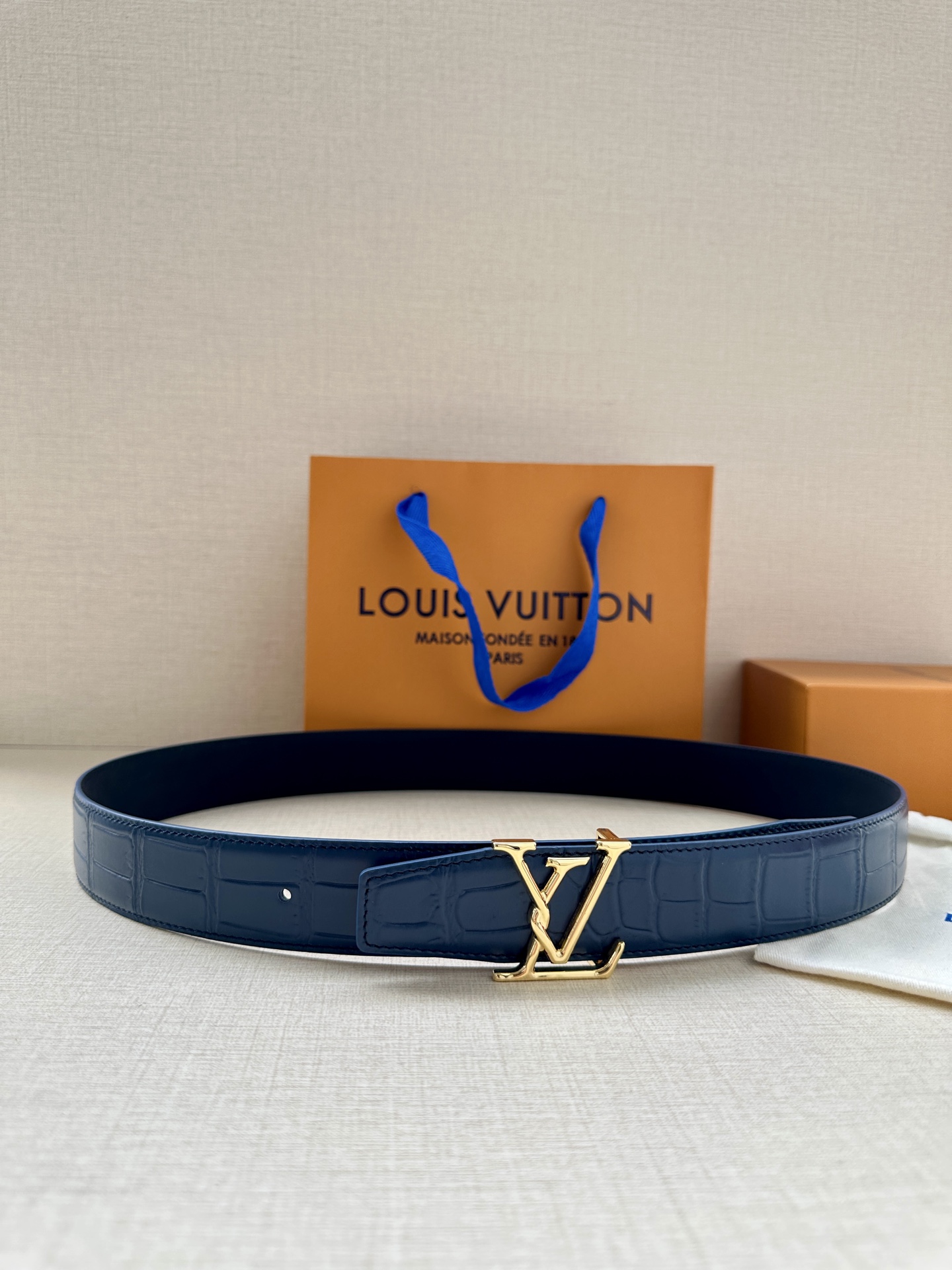  Louis Vuitton 采用进口头层牛皮压鳄鱼肚皮搭配精致电镀钢扣头.底皮原版头层牛皮宽3.5cm