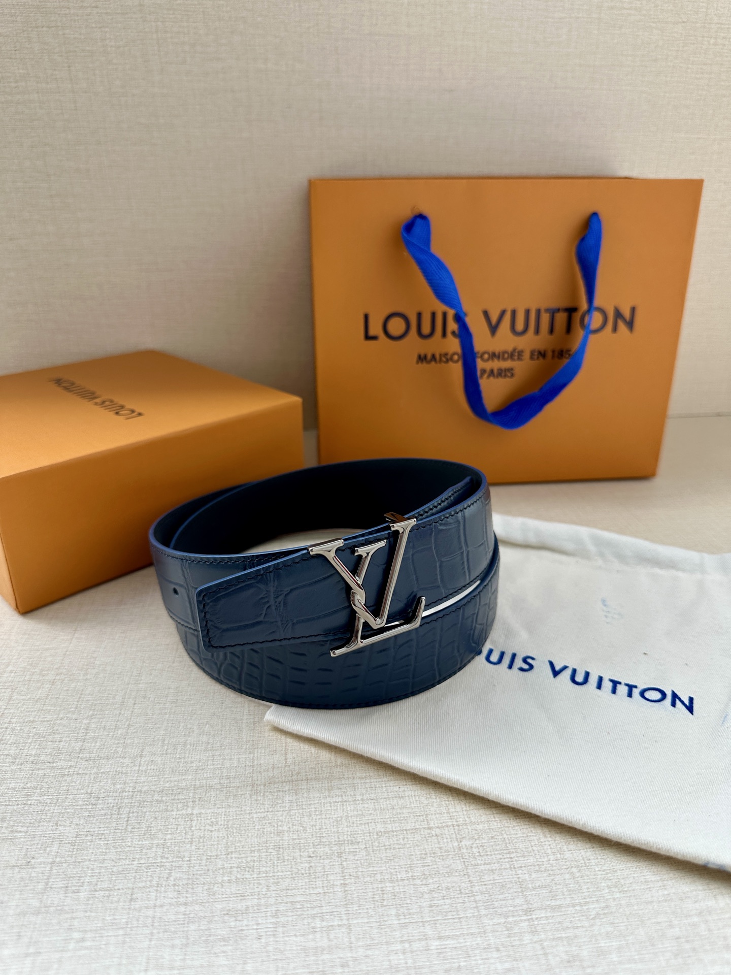  Louis Vuitton 采用进口头层牛皮压鳄鱼肚皮搭配精致电镀钢扣头.底皮原版头层牛皮宽3.5cm
