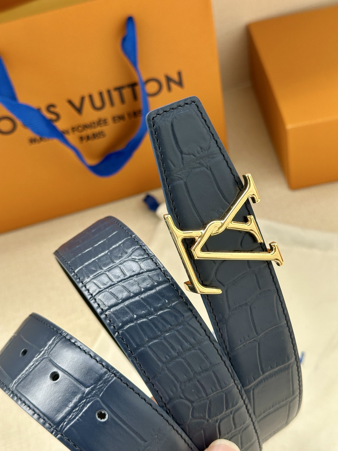  Louis Vuitton 采用进口头层牛皮压鳄鱼肚皮搭配精致电镀钢扣头.底皮原版头层牛皮宽3.5cm