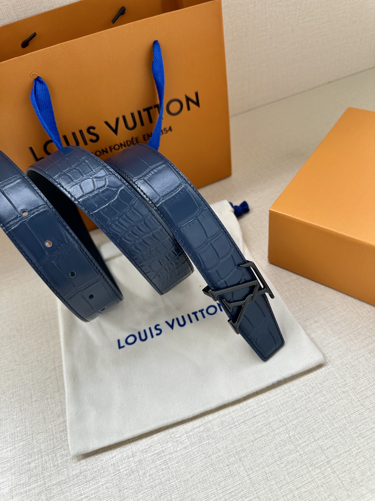  Louis Vuitton 采用进口头层牛皮压鳄鱼肚皮搭配精致电镀钢扣头.底皮原版头层牛皮宽3.5cm