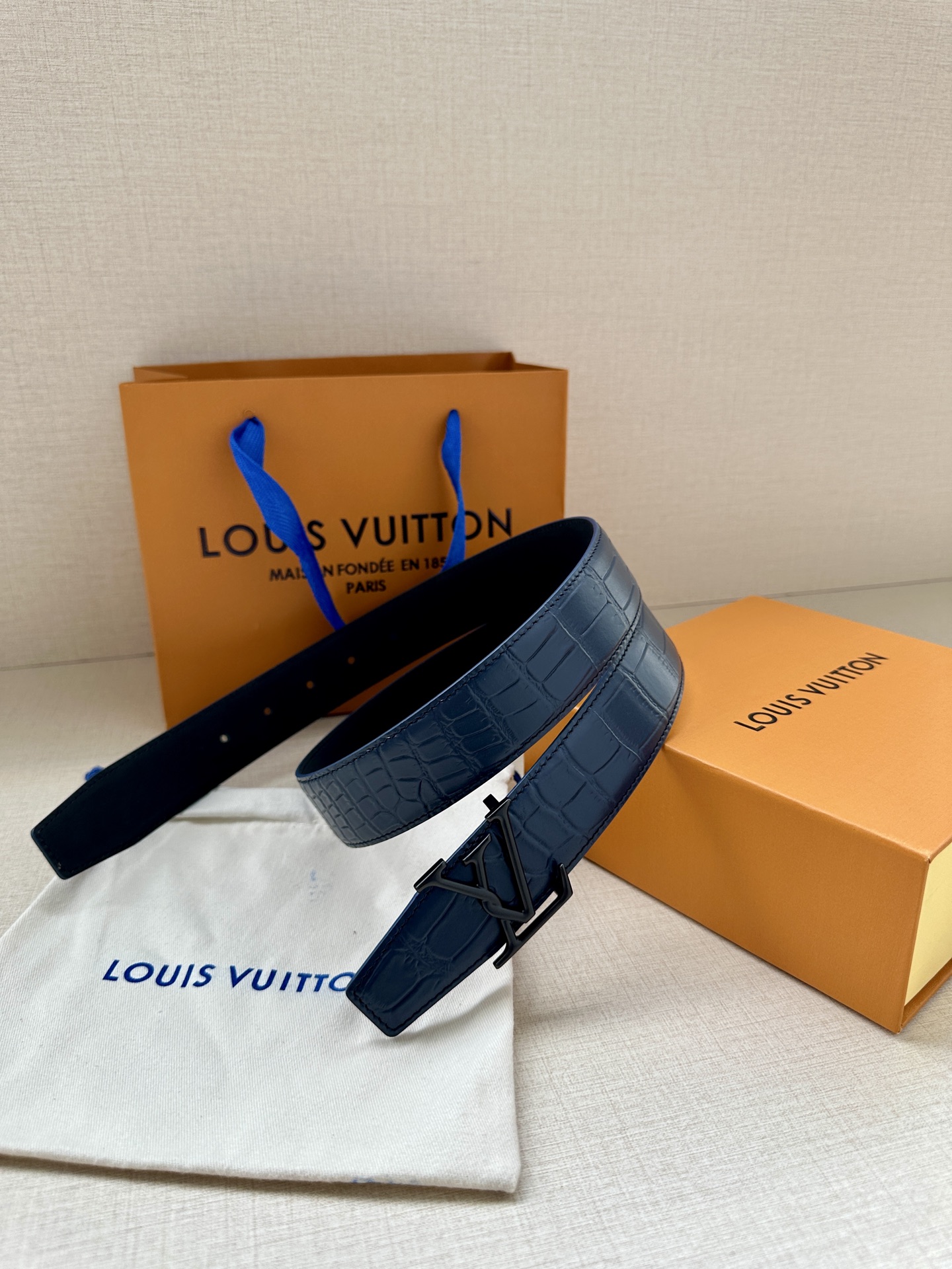  Louis Vuitton 采用进口头层牛皮压鳄鱼肚皮搭配精致电镀钢扣头.底皮原版头层牛皮宽3.5cm
