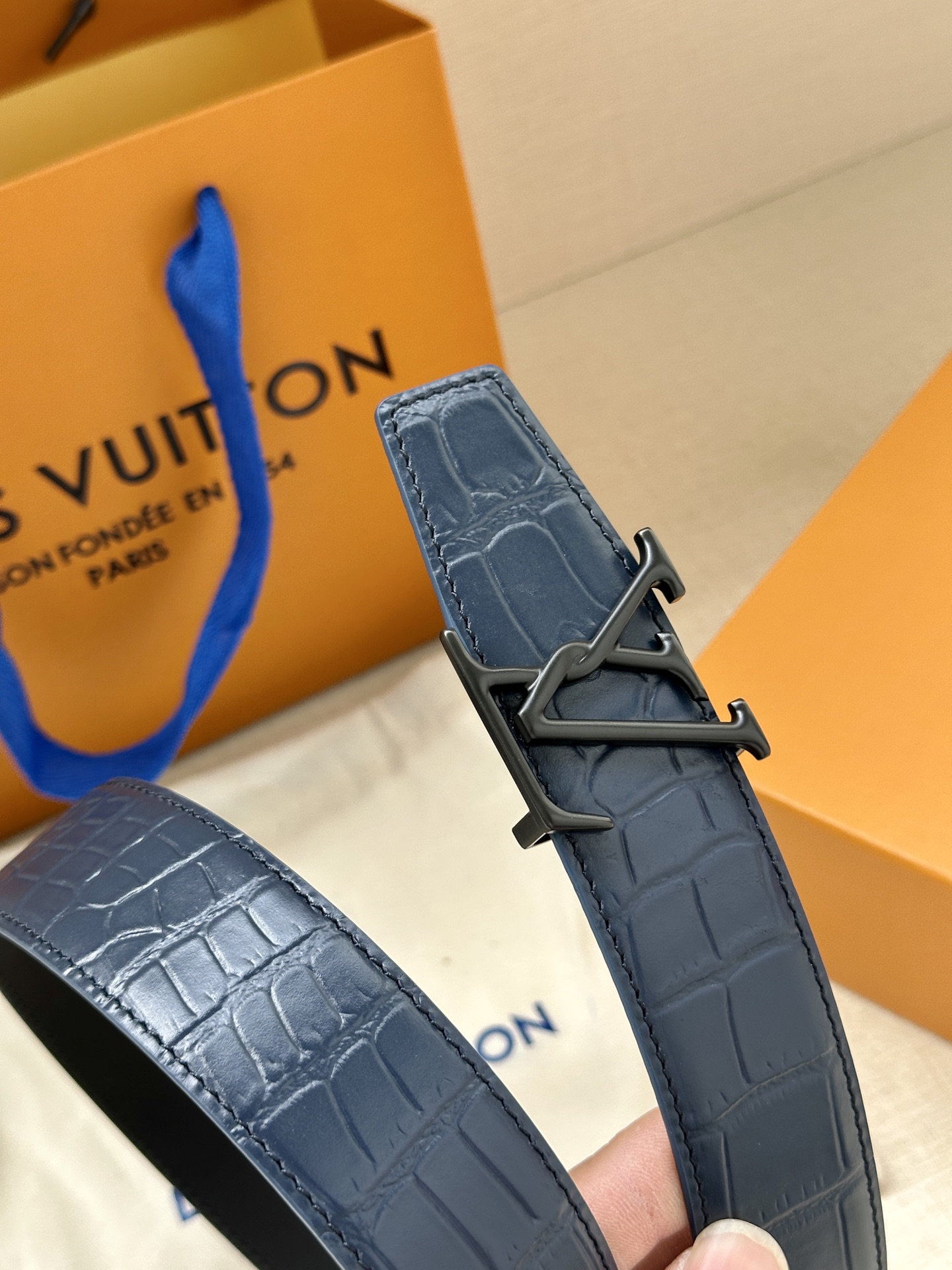  Louis Vuitton 采用进口头层牛皮压鳄鱼肚皮搭配精致电镀钢扣头.底皮原版头层牛皮宽3.5cm