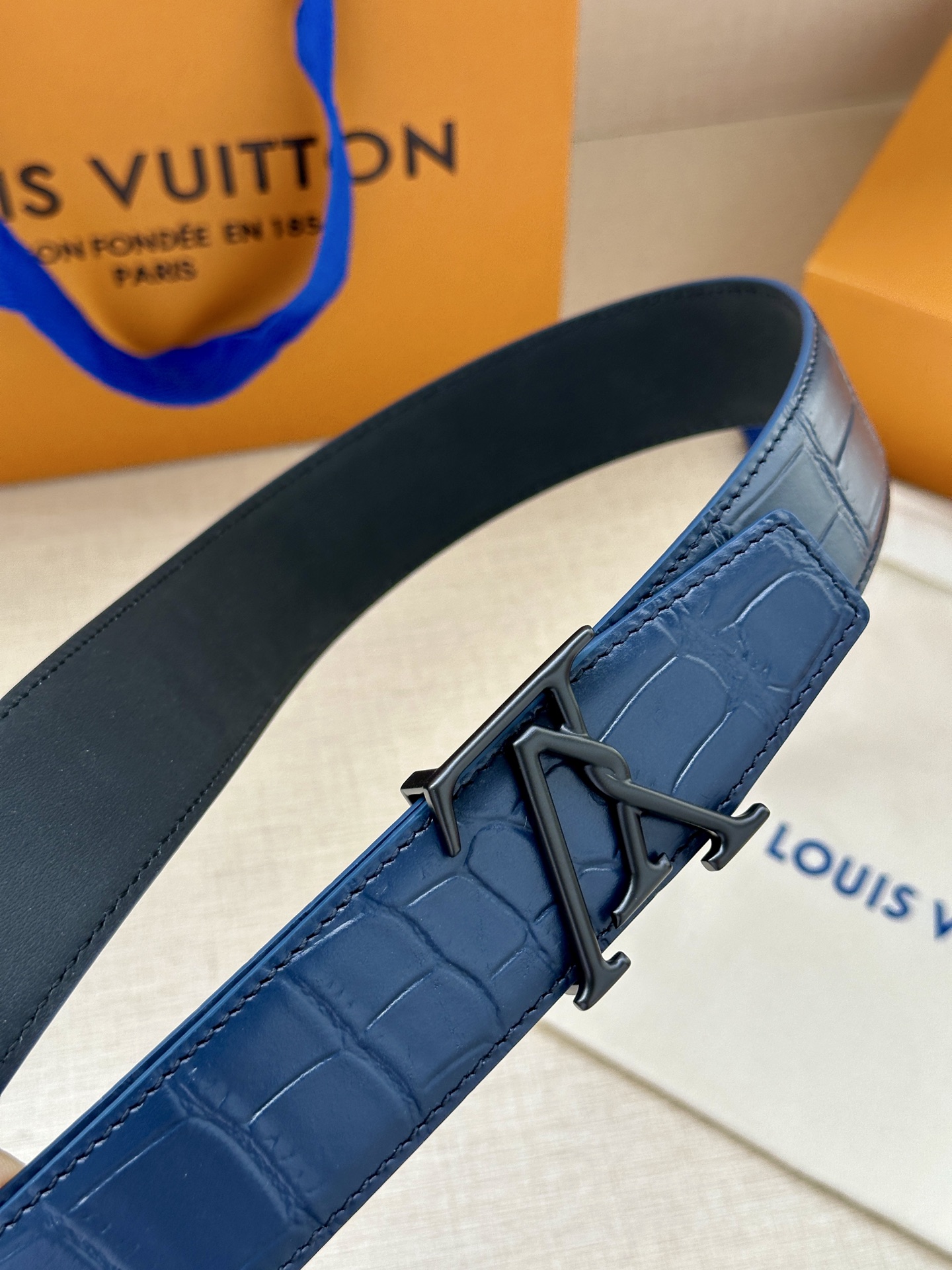 Louis Vuitton 采用进口头层牛皮压鳄鱼肚皮搭配精致电镀钢扣头.底皮原版头层牛皮宽3.5cm