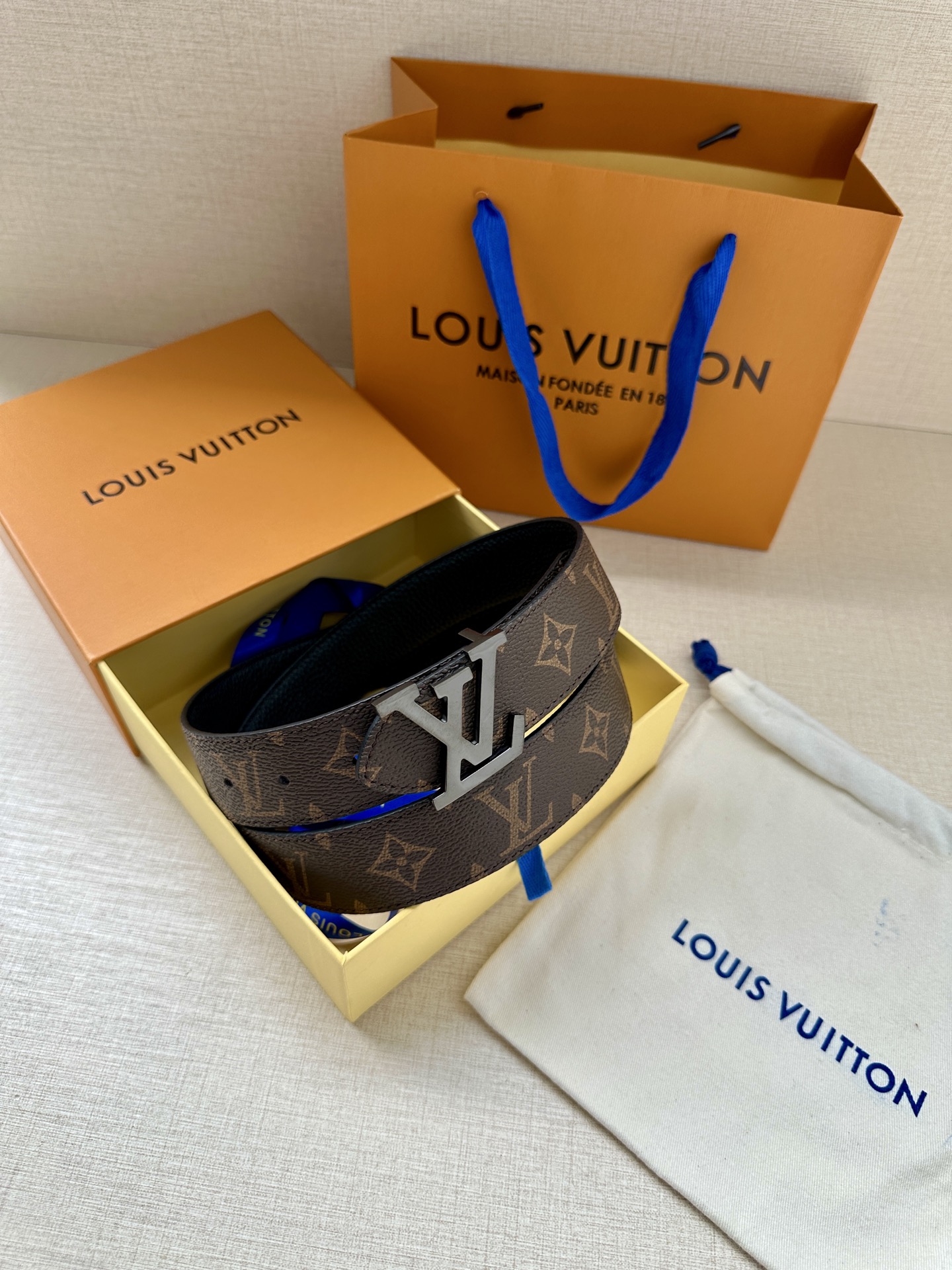  3.4宽 LV Trunk 双面腰带以粒面皮革塑造摩登设计，可为商务或休闲造型注入典雅魅力。铭纹 S-