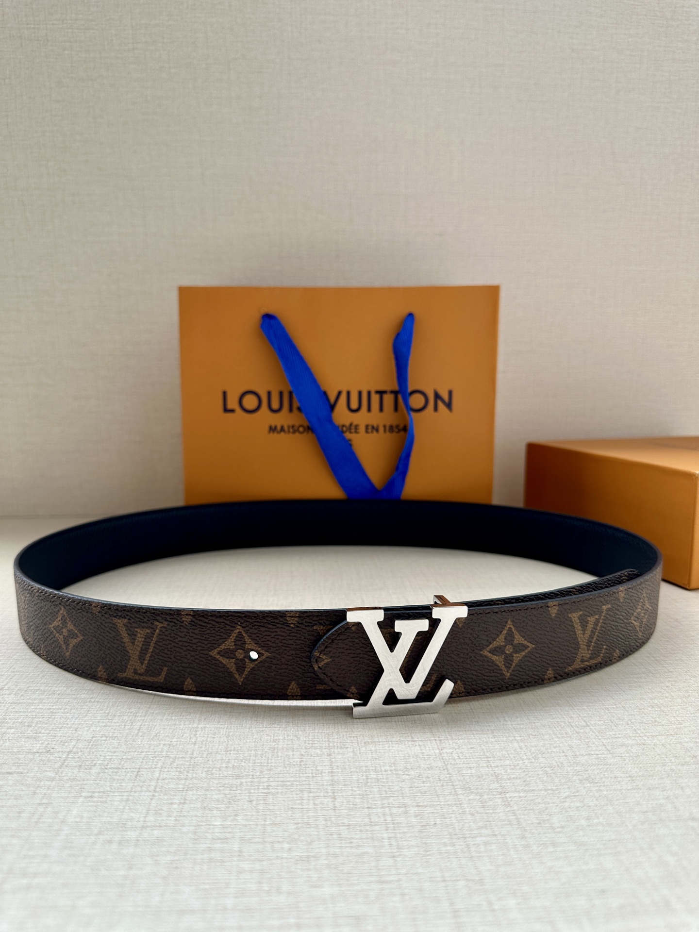  3.4宽 LV Trunk 双面腰带以粒面皮革塑造摩登设计，可为商务或休闲造型注入典雅魅力。铭纹 S-