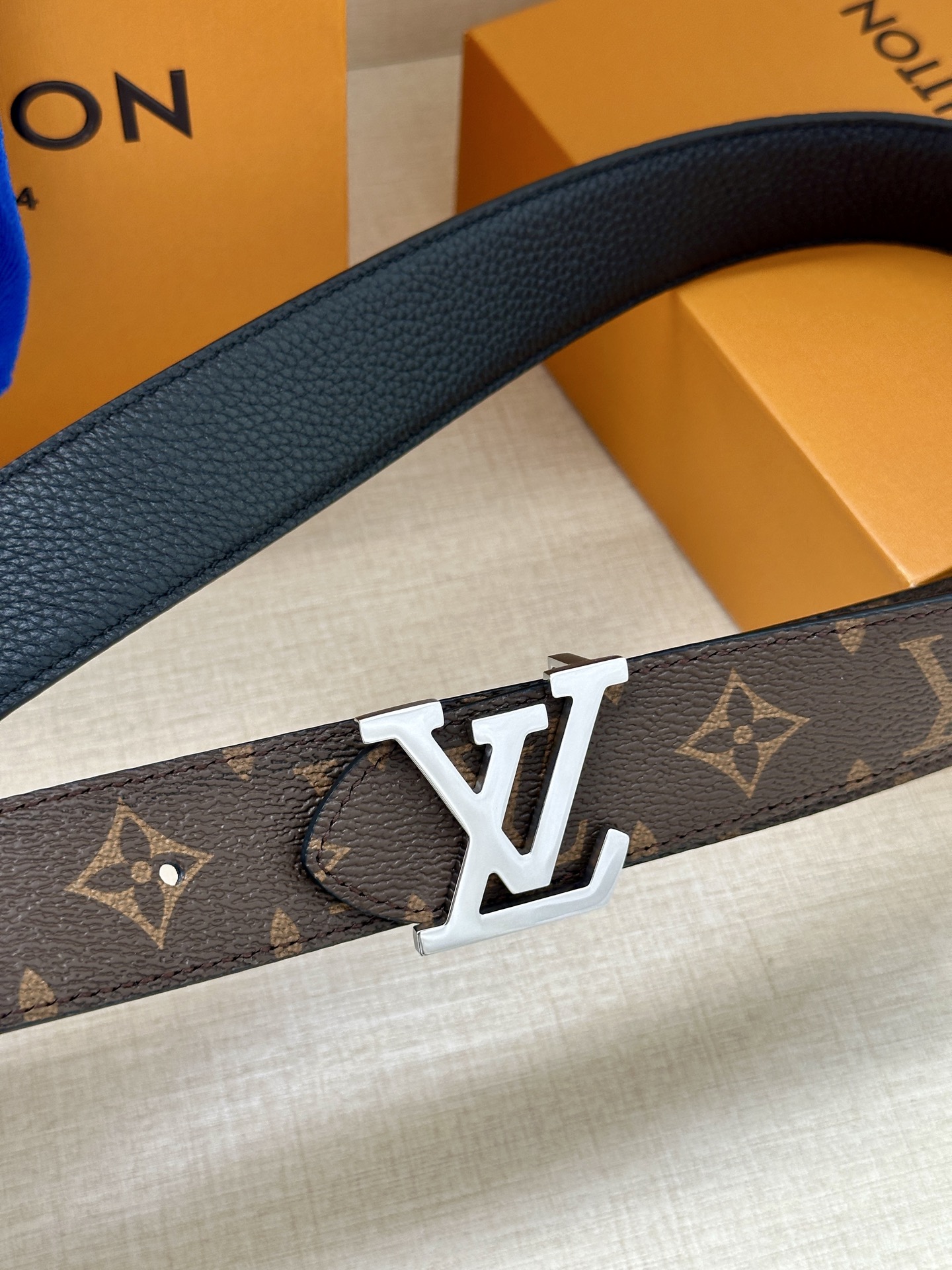  3.4宽 LV Trunk 双面腰带以粒面皮革塑造摩登设计，可为商务或休闲造型注入典雅魅力。铭纹 S-