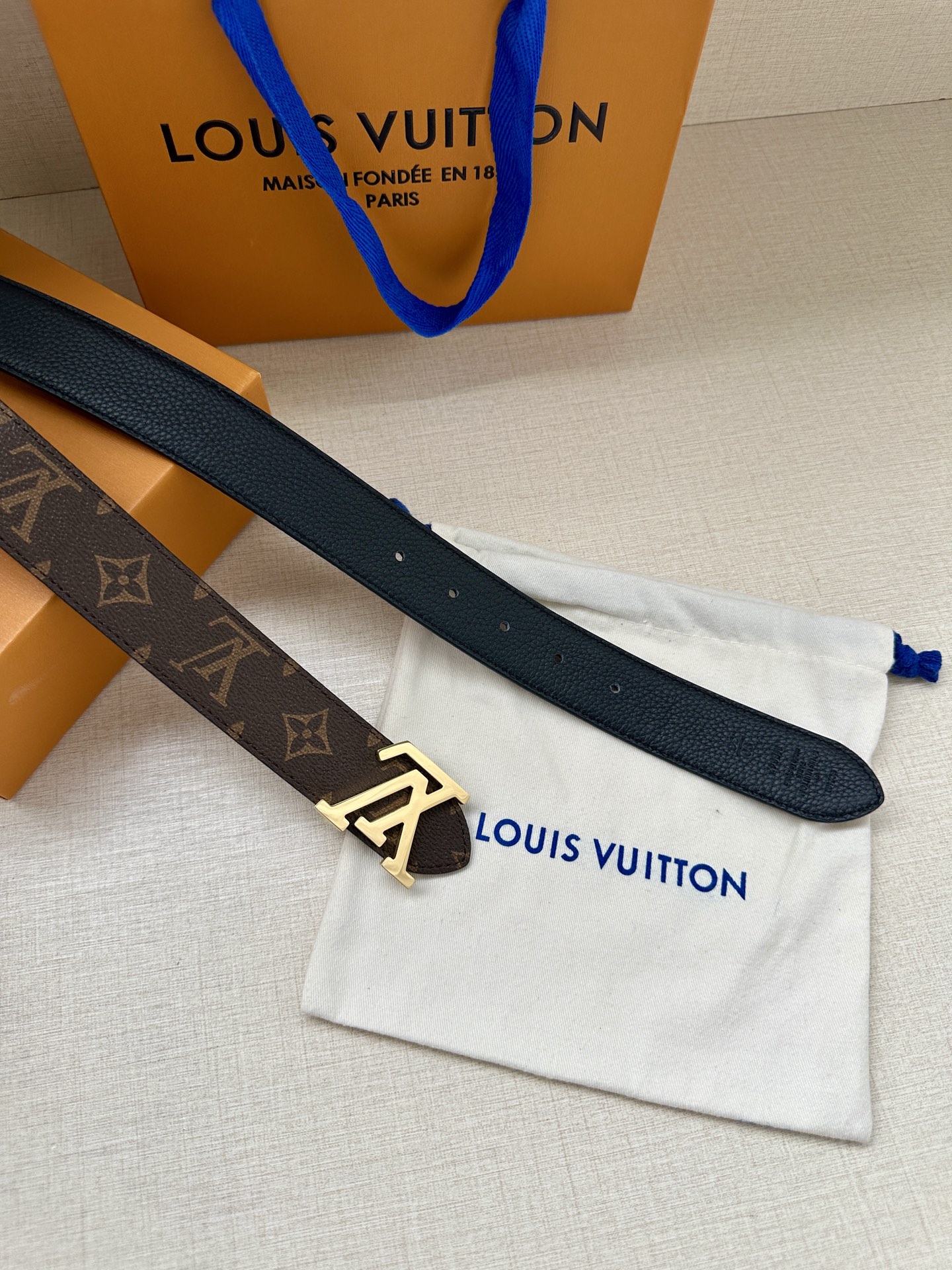  3.4宽 LV Trunk 双面腰带以粒面皮革塑造摩登设计，可为商务或休闲造型注入典雅魅力。铭纹 S-