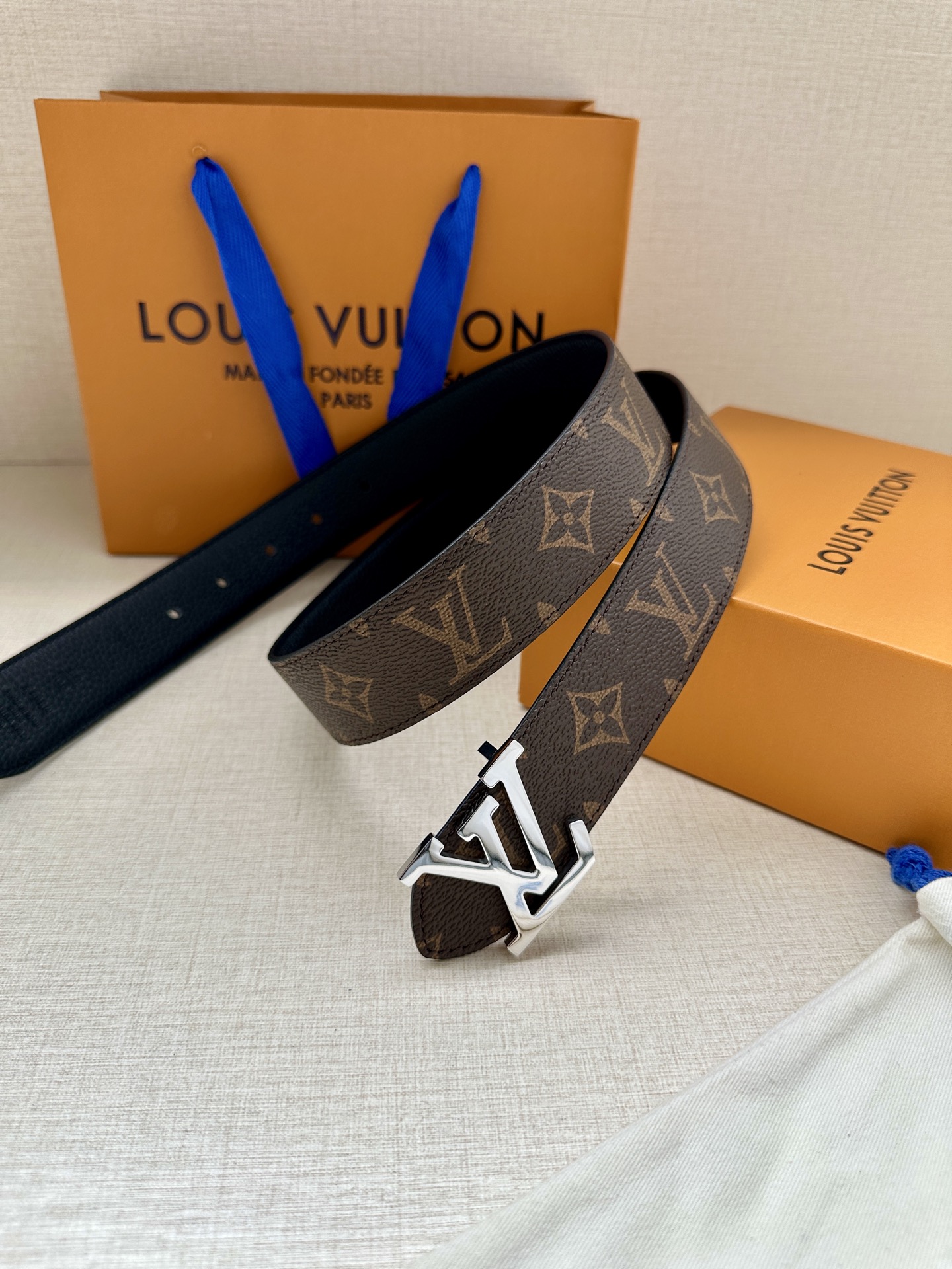  3.4宽 LV Trunk 双面腰带以粒面皮革塑造摩登设计，可为商务或休闲造型注入典雅魅力。铭纹 S-