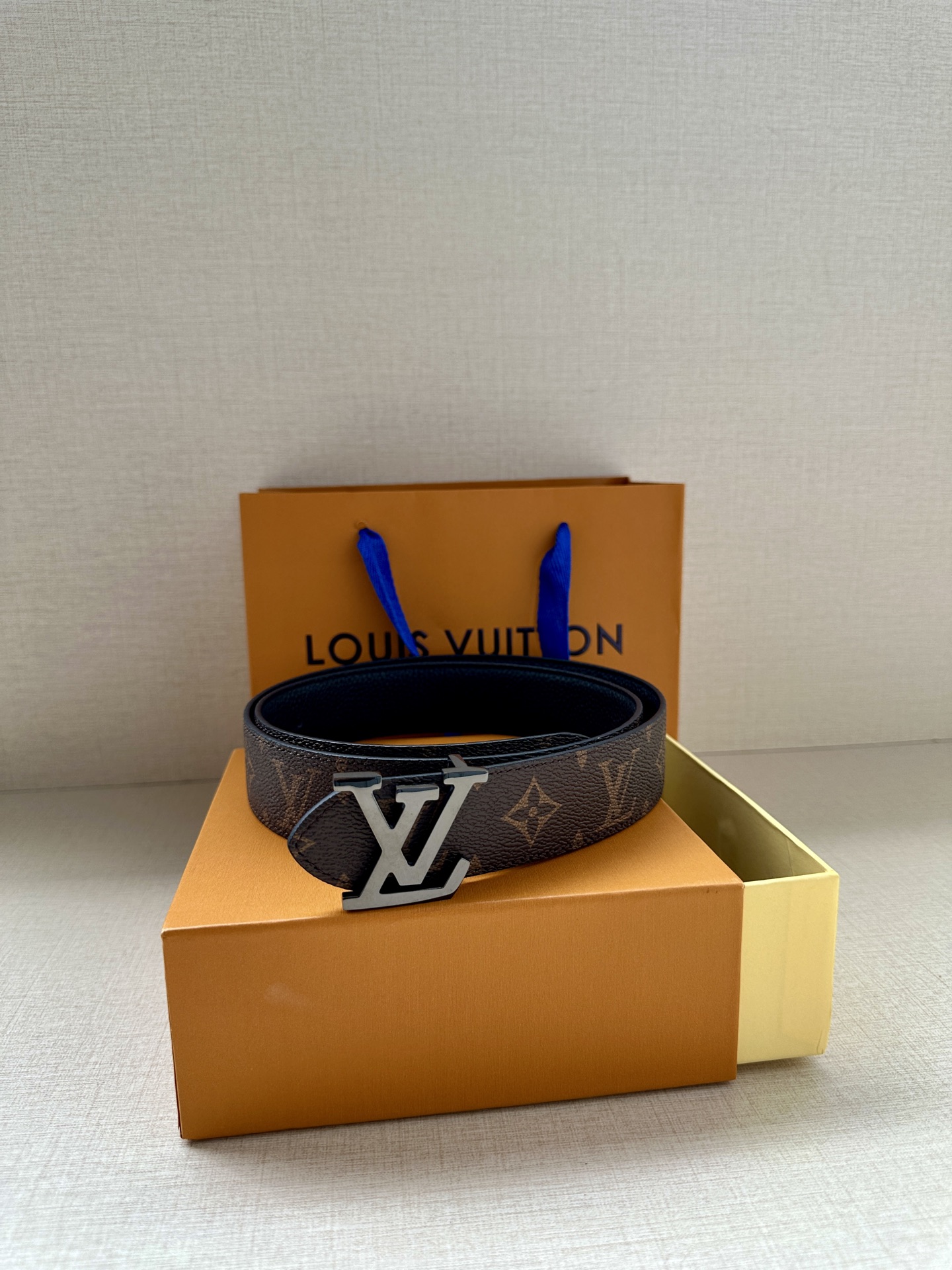  3.4宽 LV Trunk 双面腰带以粒面皮革塑造摩登设计，可为商务或休闲造型注入典雅魅力。铭纹 S-