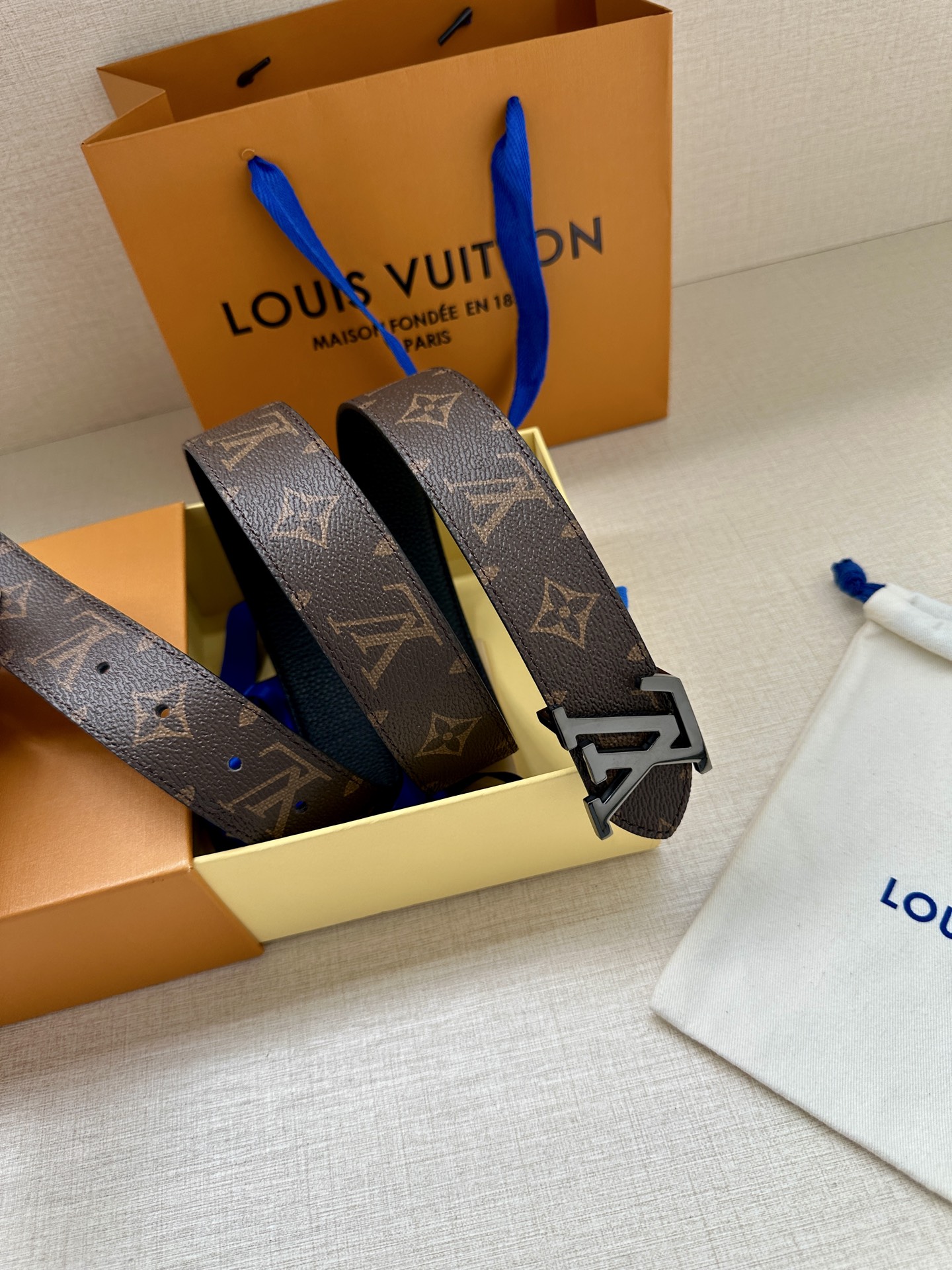  3.4宽 LV Trunk 双面腰带以粒面皮革塑造摩登设计，可为商务或休闲造型注入典雅魅力。铭纹 S-