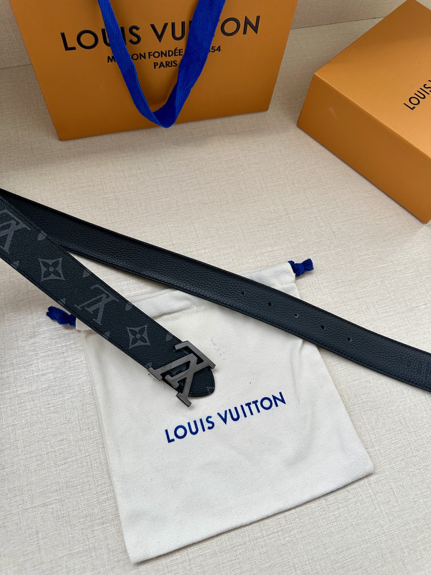  3.4宽 LV Trunk 双面腰带以粒面皮革塑造摩登设计，可为商务或休闲造型注入典雅魅力。铭纹 S-