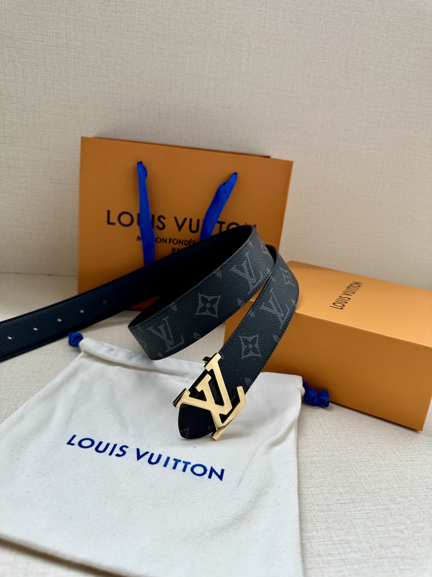  3.4宽 LV Trunk 双面腰带以粒面皮革塑造摩登设计，可为商务或休闲造型注入典雅魅力。铭纹 S-