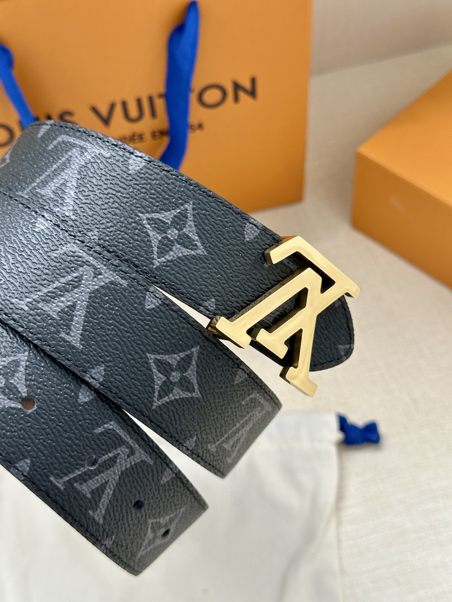  3.4宽 LV Trunk 双面腰带以粒面皮革塑造摩登设计，可为商务或休闲造型注入典雅魅力。铭纹 S-
