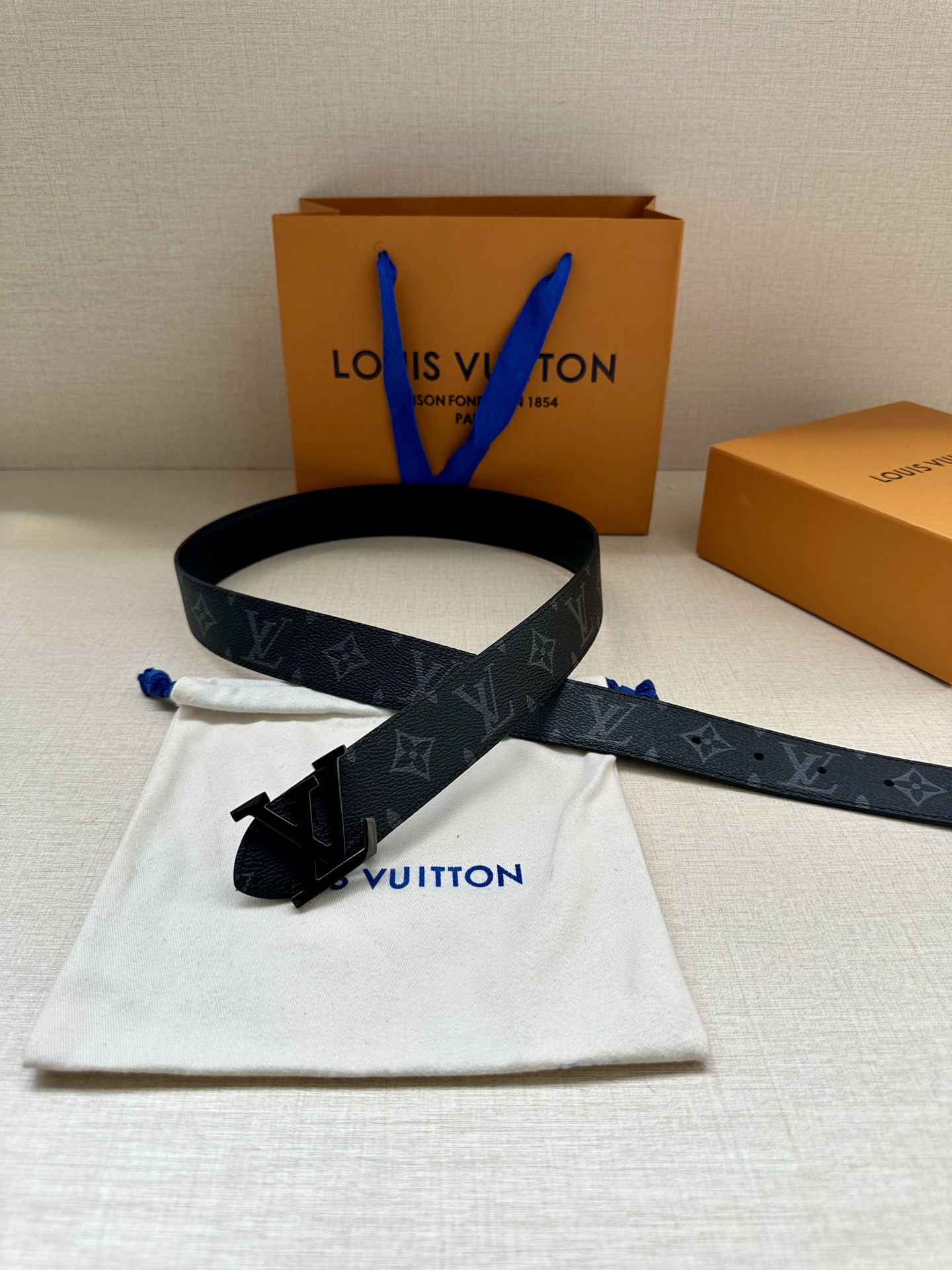  3.4宽 LV Trunk 双面腰带以粒面皮革塑造摩登设计，可为商务或休闲造型注入典雅魅力。铭纹 S-