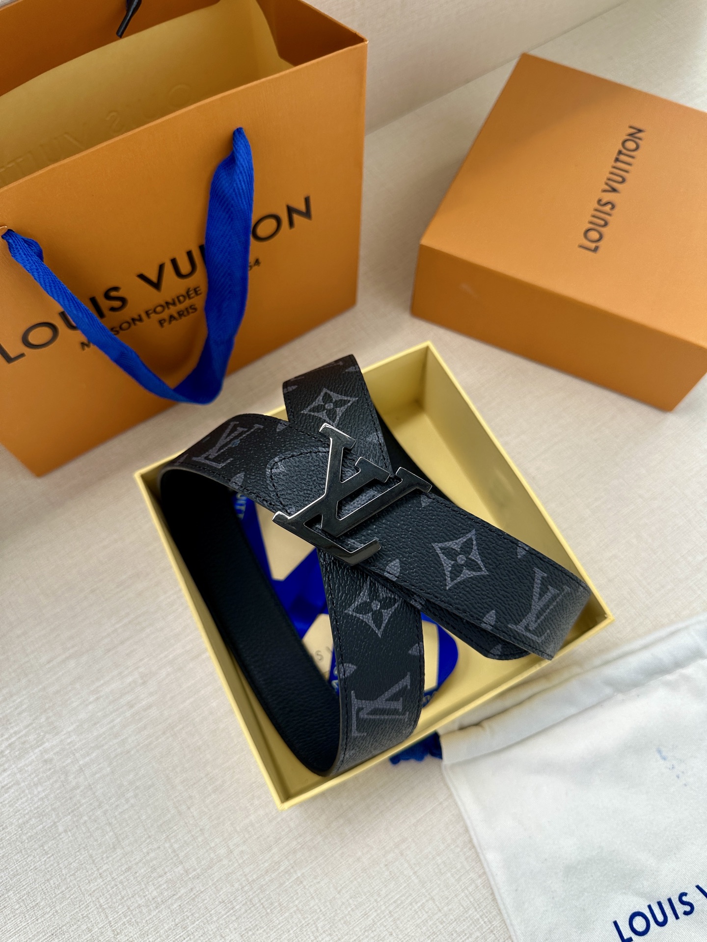  3.4宽 LV Trunk 双面腰带以粒面皮革塑造摩登设计，可为商务或休闲造型注入典雅魅力。铭纹 S-