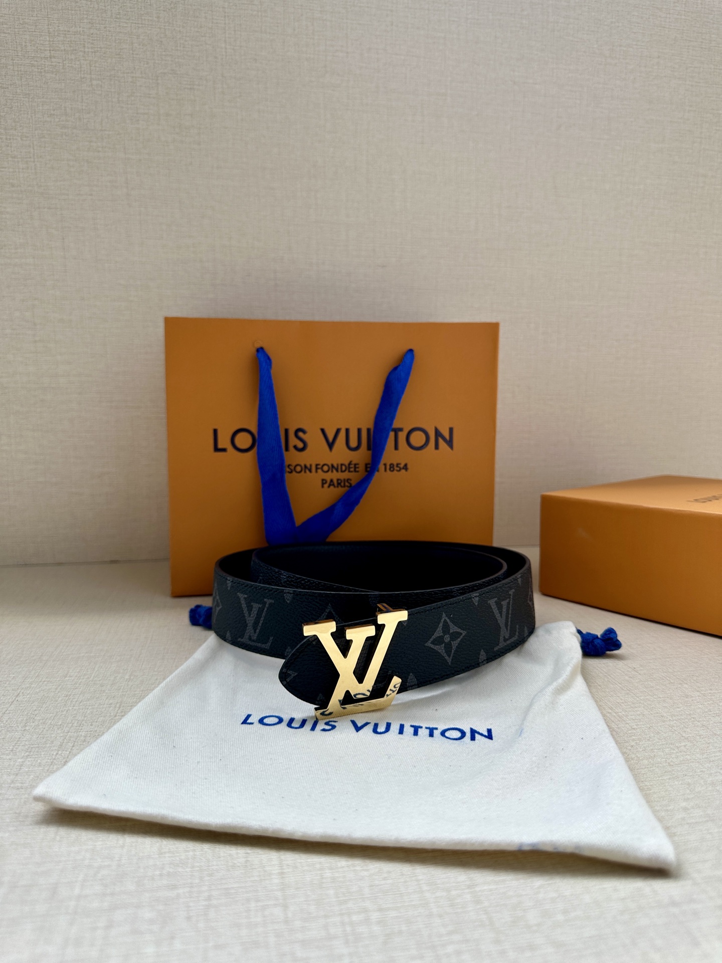  3.4宽 LV Trunk 双面腰带以粒面皮革塑造摩登设计，可为商务或休闲造型注入典雅魅力。铭纹 S-