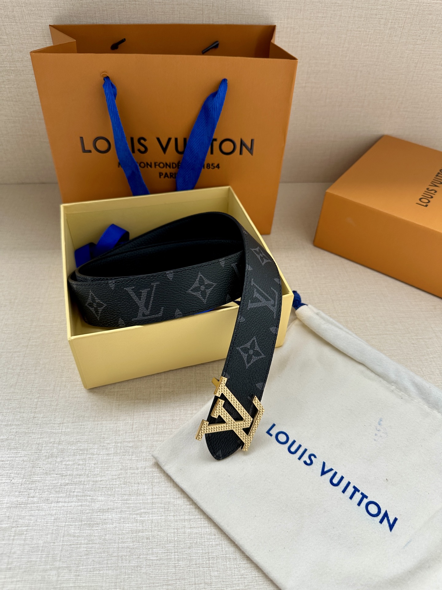 LV Trunk 双面腰带以粒面皮革铭纹 S-lock 搭扣援引品牌经典行李箱元素